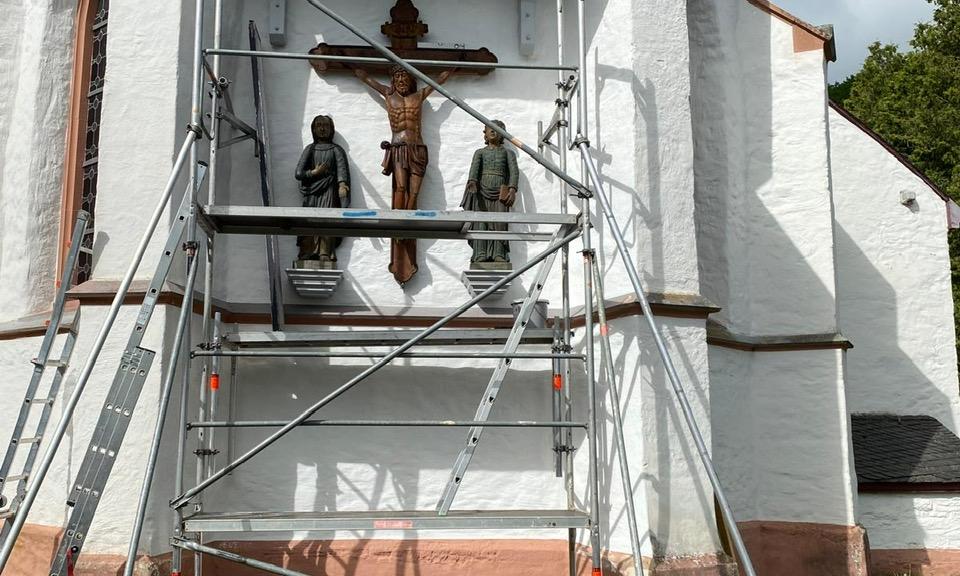 Kreuzigungsgruppe st. Josef Baptist in Olef an der Außenwand