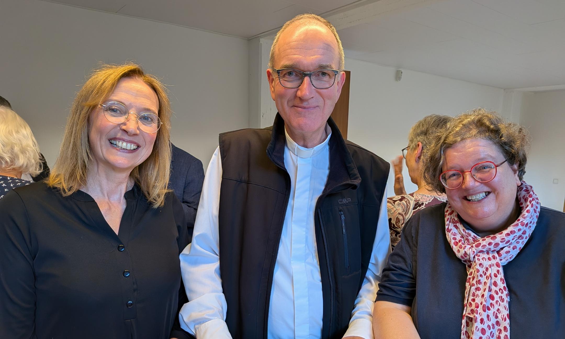 Leiterin Ruth Walter und Gabi Terhorst vom Regionalteam Kempen-Viersen im Austausch mit Weihbischof Borsch.