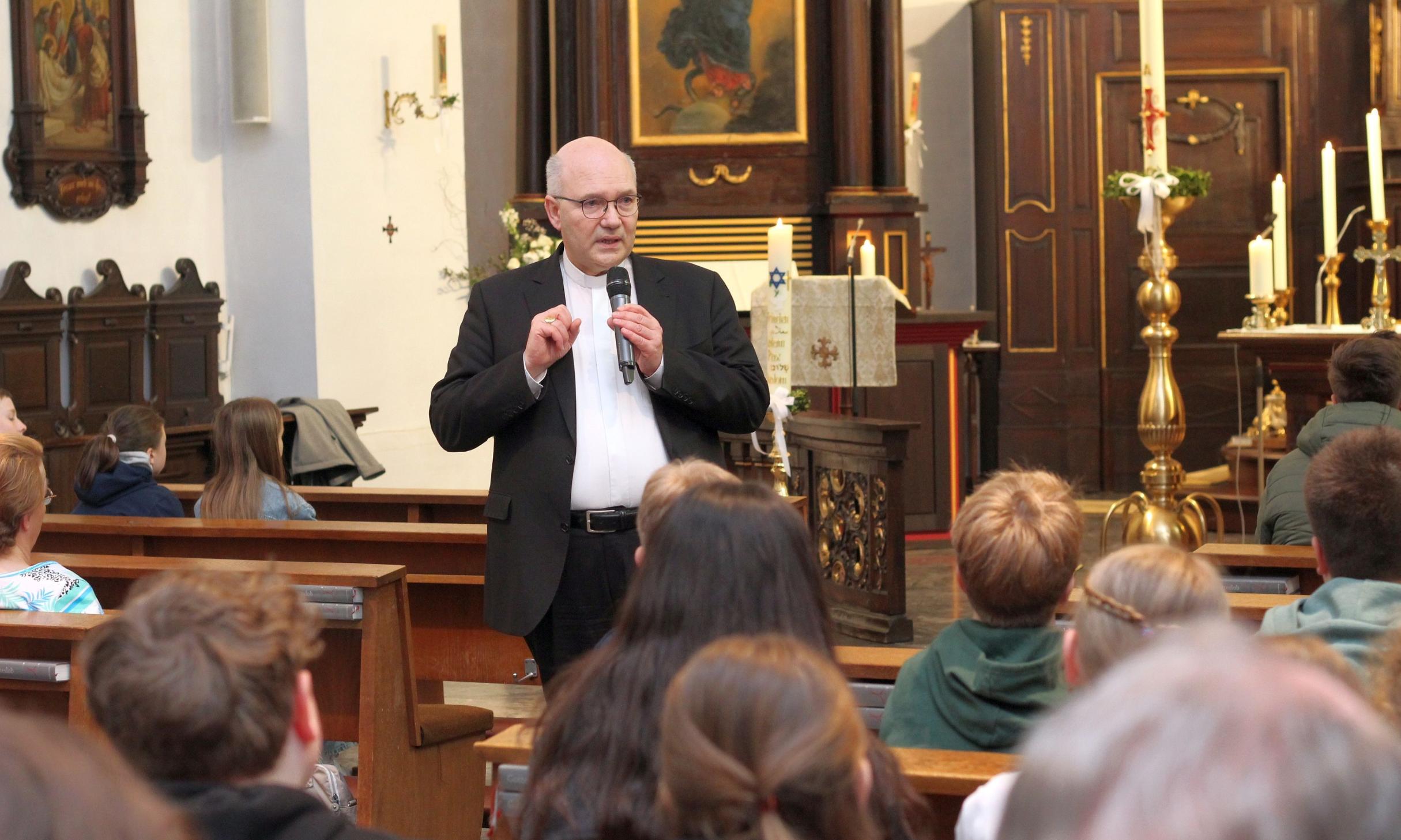 Bischof Dr. Helmut Dieser traf während der Visitation auch auf  mehrere Messdiener-Gruppen