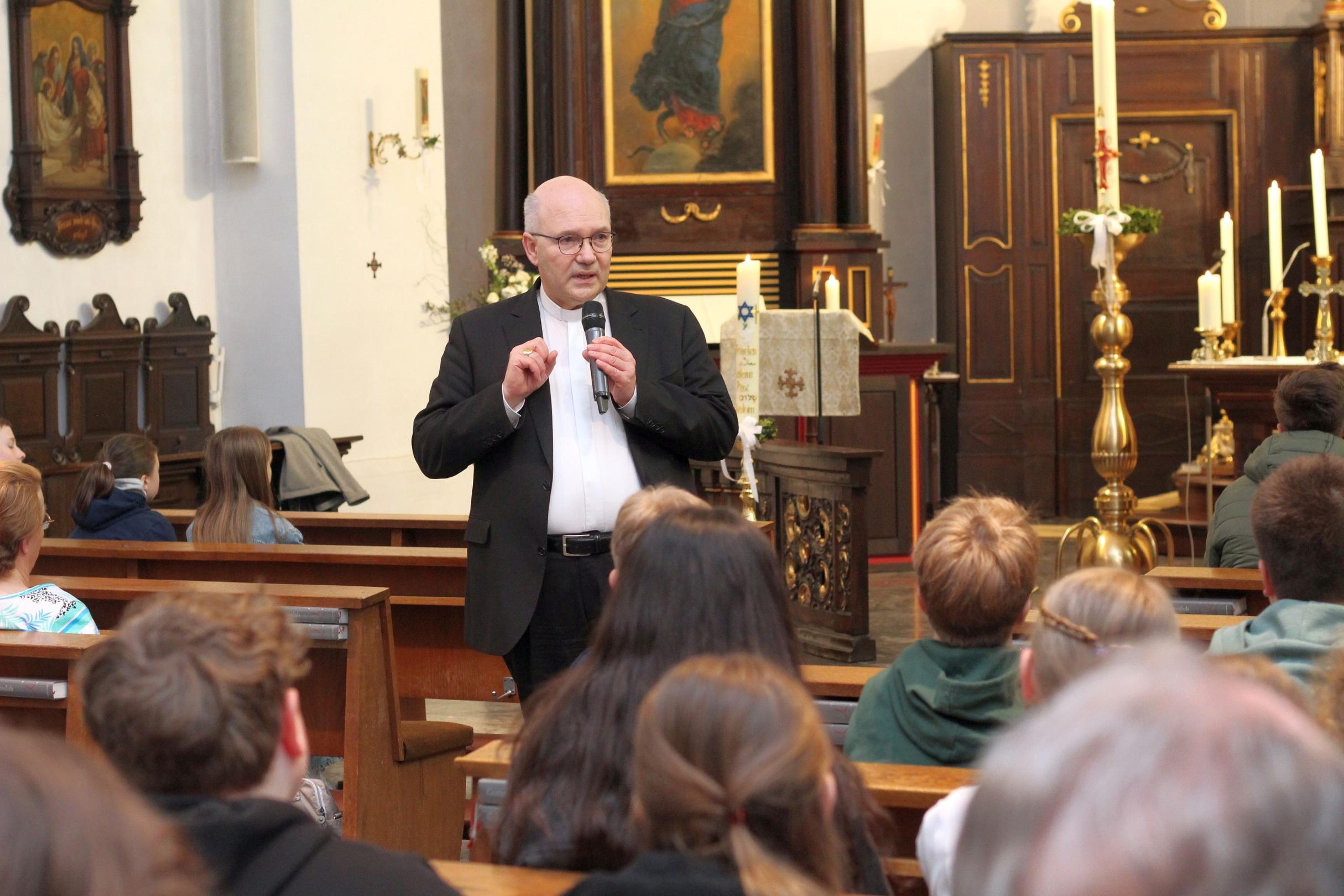 Bischof Dr. Helmut Dieser traf während der Visitation auch auf  mehrere Messdiener-Gruppen