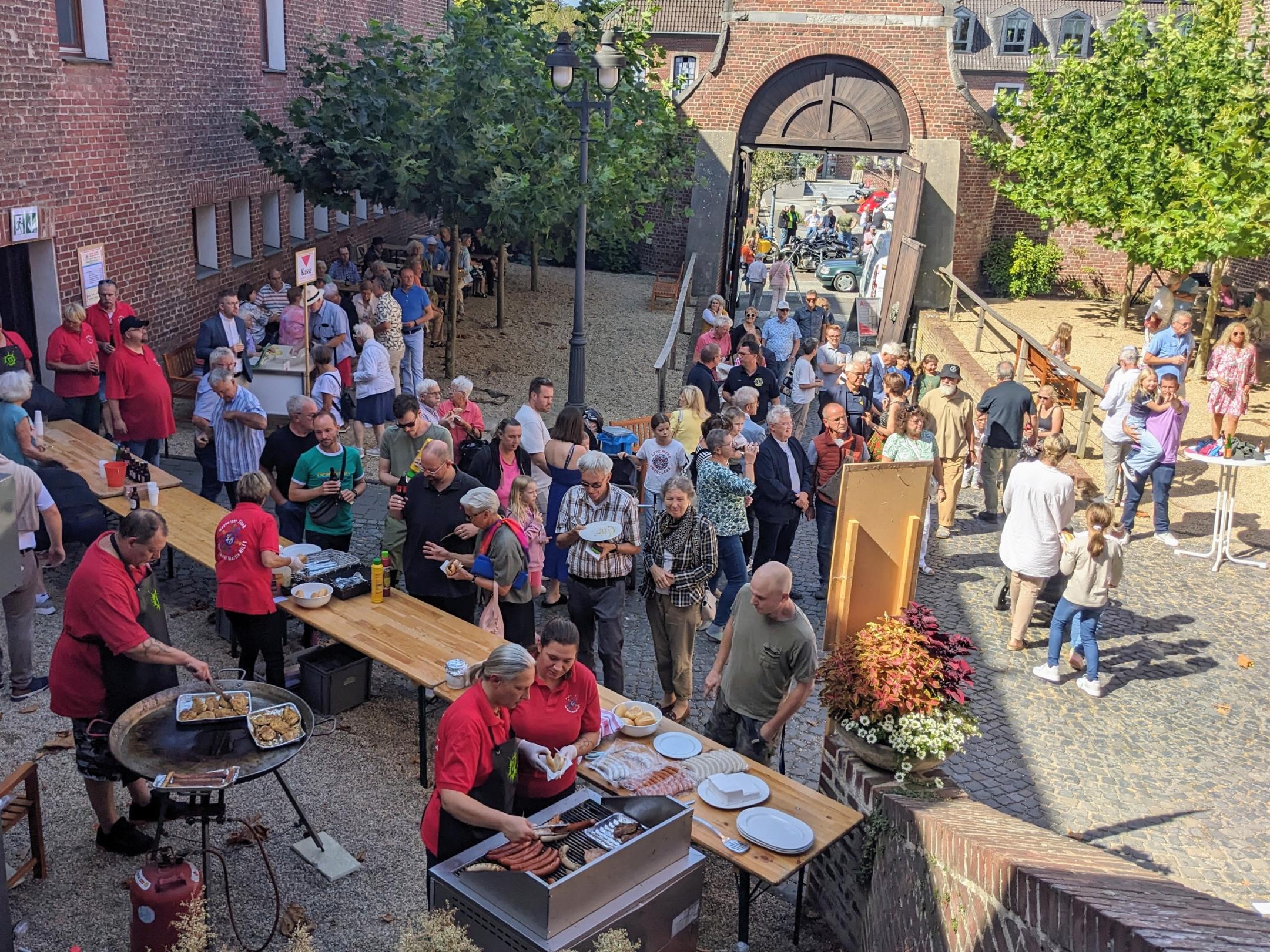 Visitation von Weihbischof Karl Borsch in Wegberg startet mit einer großen Jubiläumsfeier.