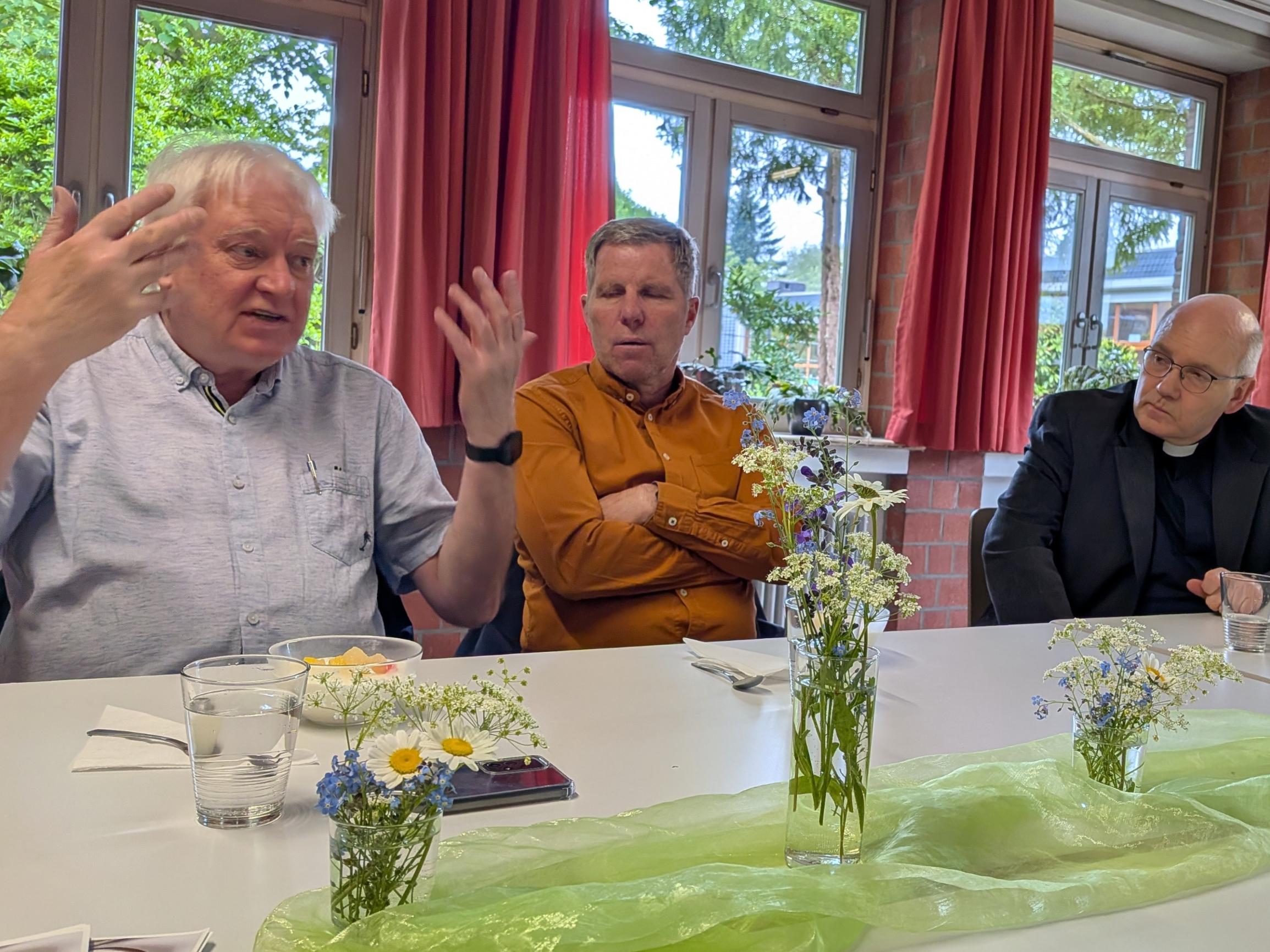 Die Vereine Tellerrand und Vergissmeinnicht e.V. luden Bischof Dieser zu einem herzhaften Mittagessen ein.