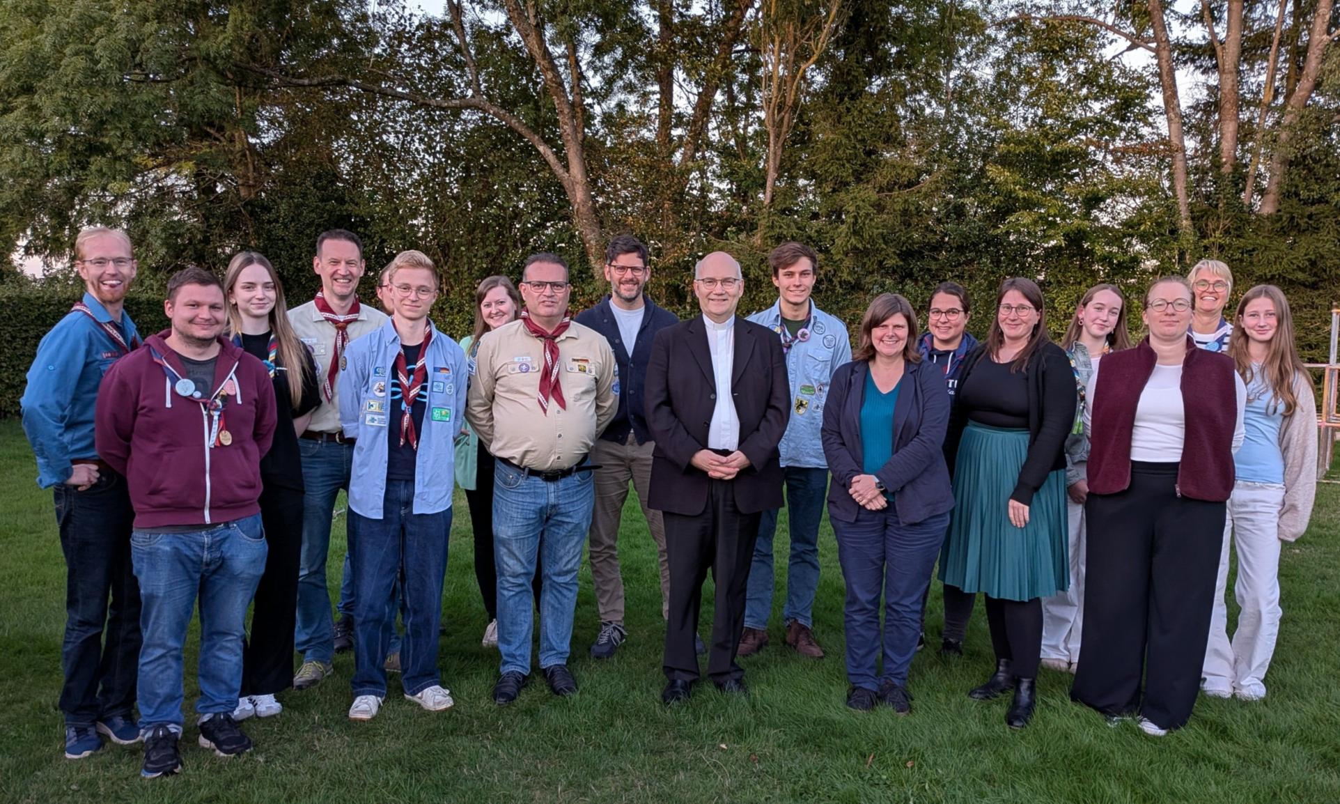 Mehr als nur Knoten und Zelte (c) Steffi Sieger-Bücken Bischof Dieser informiert sich über die Pfadfinder*innenarbeit