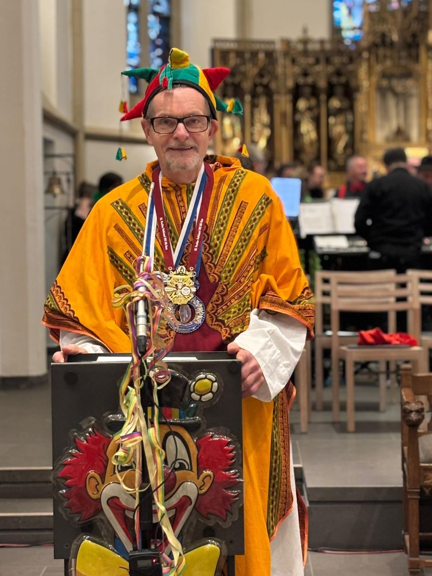 Pfarrer Rüdiger Hagens zelebriert eine närrische Messe