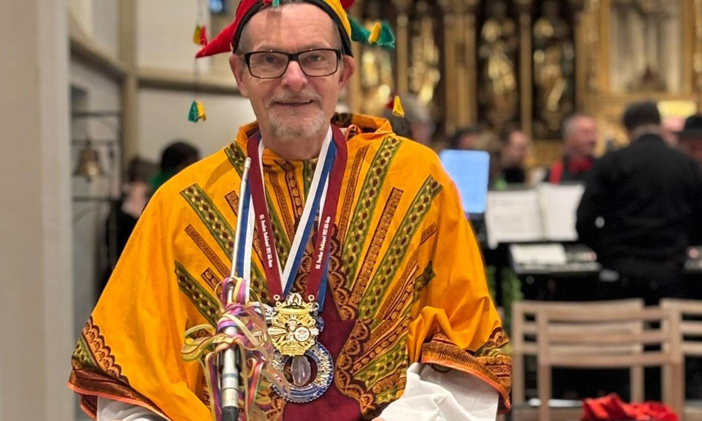 Pfarrer Rüdiger Hagens zelebriert eine närrische Messe