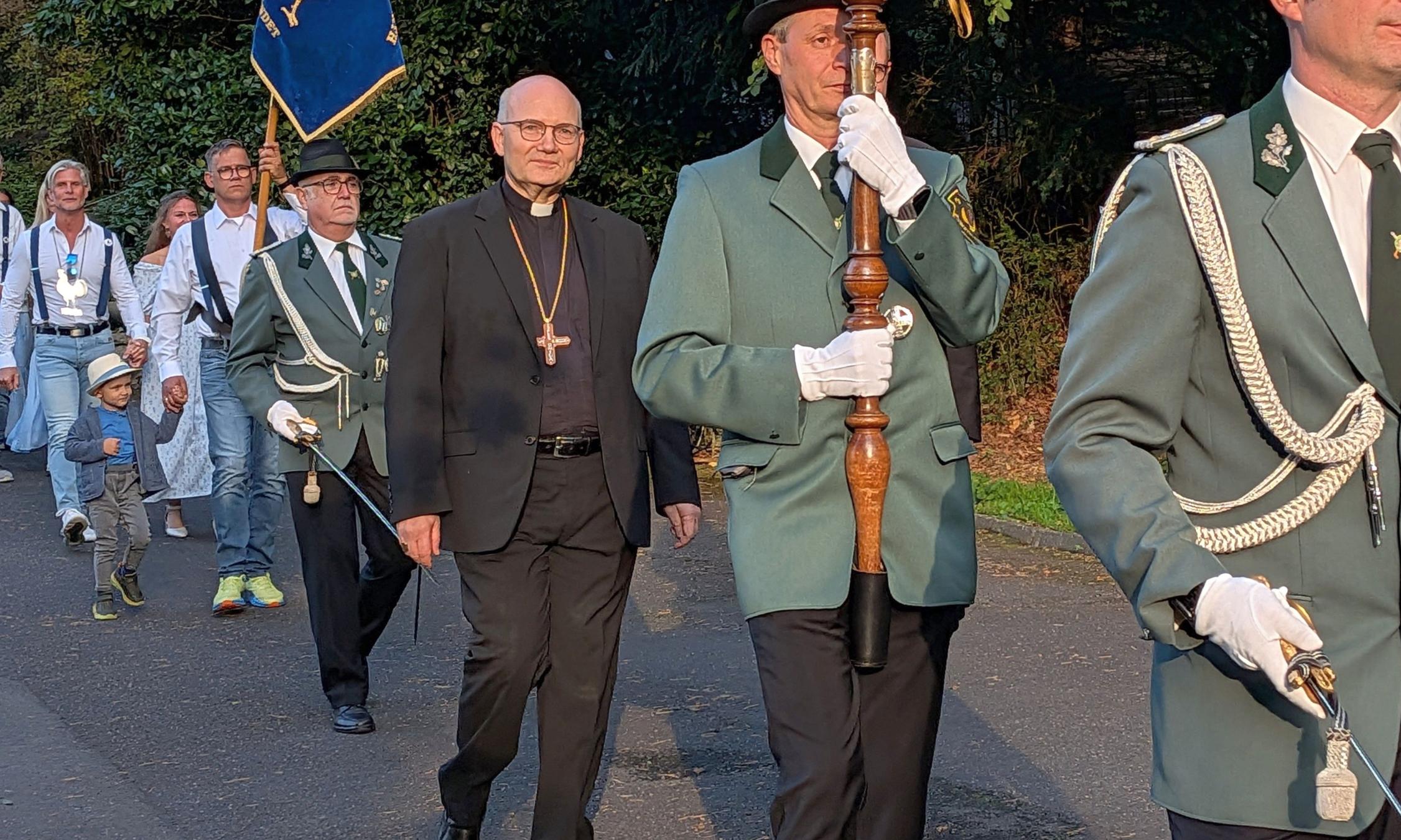 Besondere Würdigung des Engagements (c) Steffi Sieger-Bücken Mitglieder der St. Hubertus Schützenbruderschaft und des Hahnenclubs feierten eine Messe anlässlich des Schützenfestes