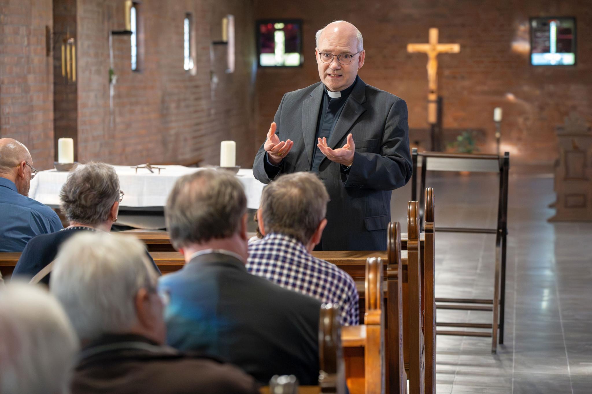 In der Pfarrkirche St. Thekla Impuls betonte Bischof Dieser, wie wichtig es sei, das Wort Gottes nicht nur zu lesen, sondern vor allem zu hören.