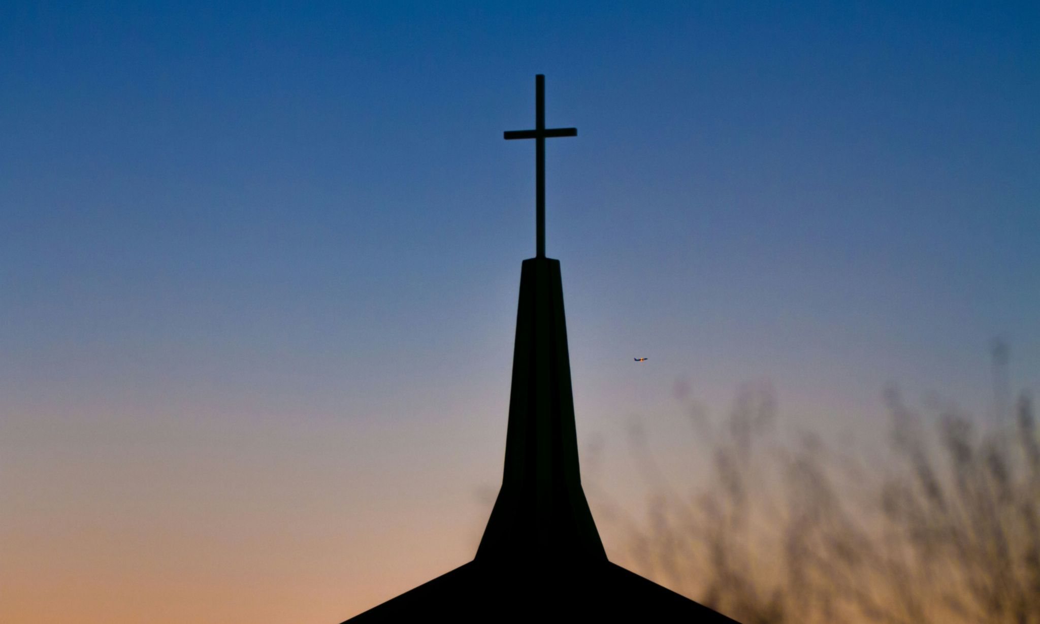 Kreuz ragt in den Himmel