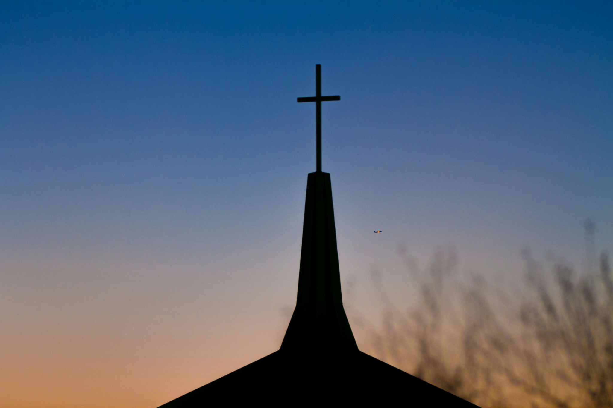 Kreuz ragt in den Himmel