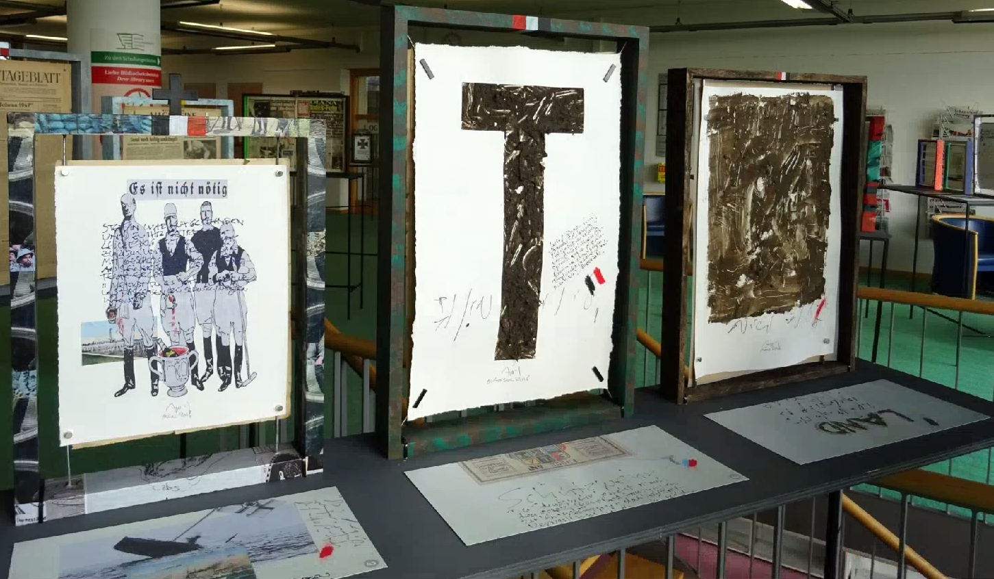 Kunstobjekte mit Text aus alten Zeitungen