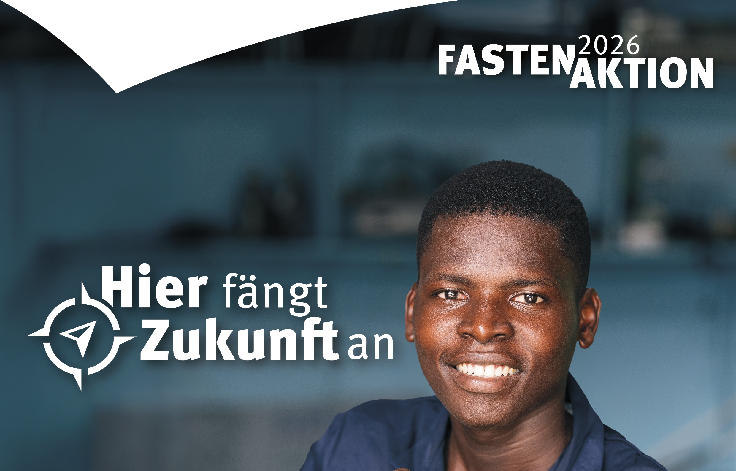 Ein Plakatausschnitt, ein junger Mensch aus Kamerun blickt daraus entgegen.