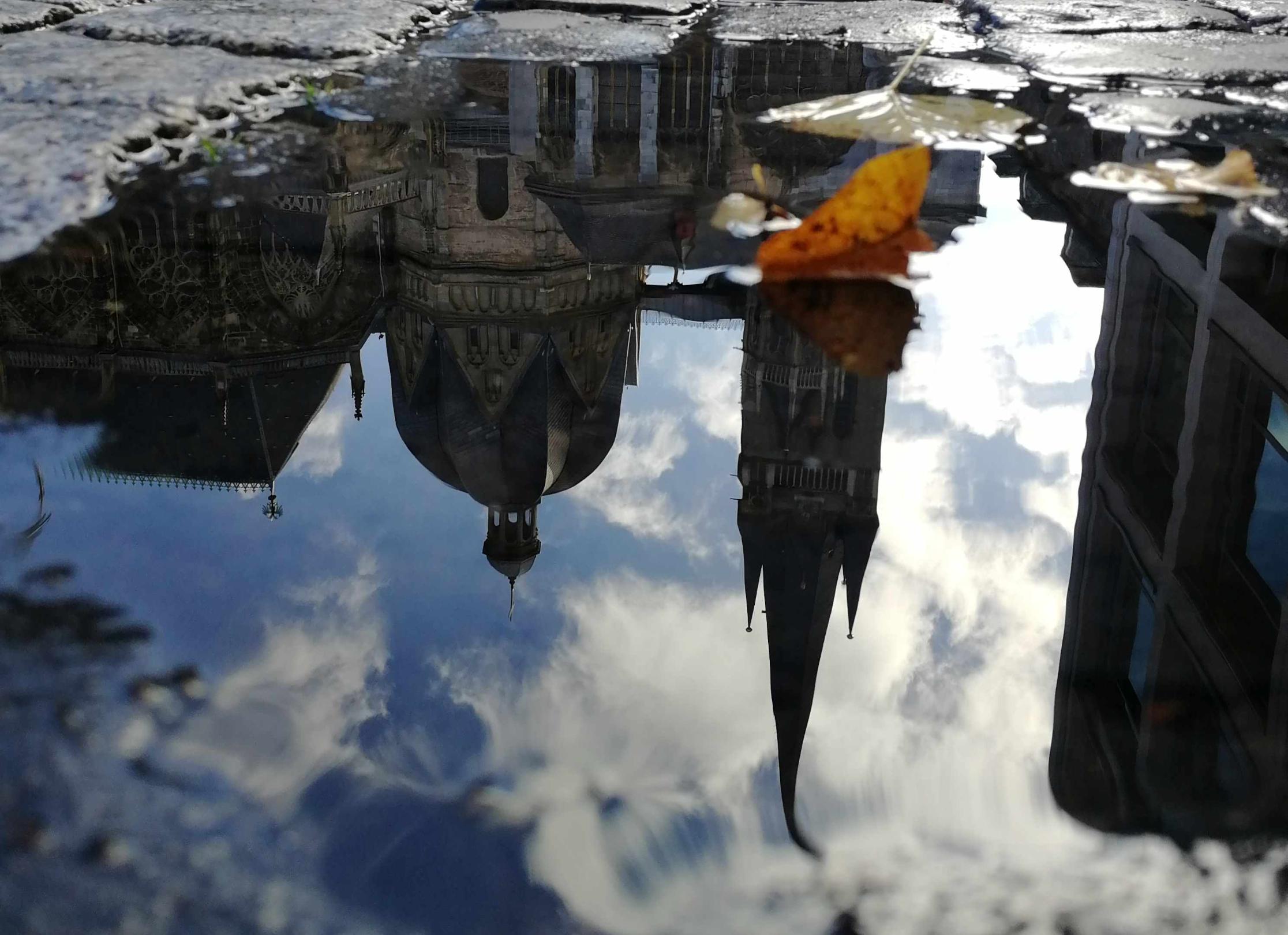 Aachener Dom, auf dem Kopf gespiegelt in einer Wasserpfütze