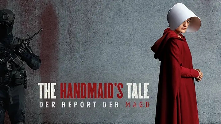 Plakat zur Serie 'The Handmaid's Tale'. Rechts im Bild steht die Hauptfigur, eine Magd, sie wird bedroht von einem bewaffneten Mann links im Bild, dessen Gesicht nicht erkennbar ist.