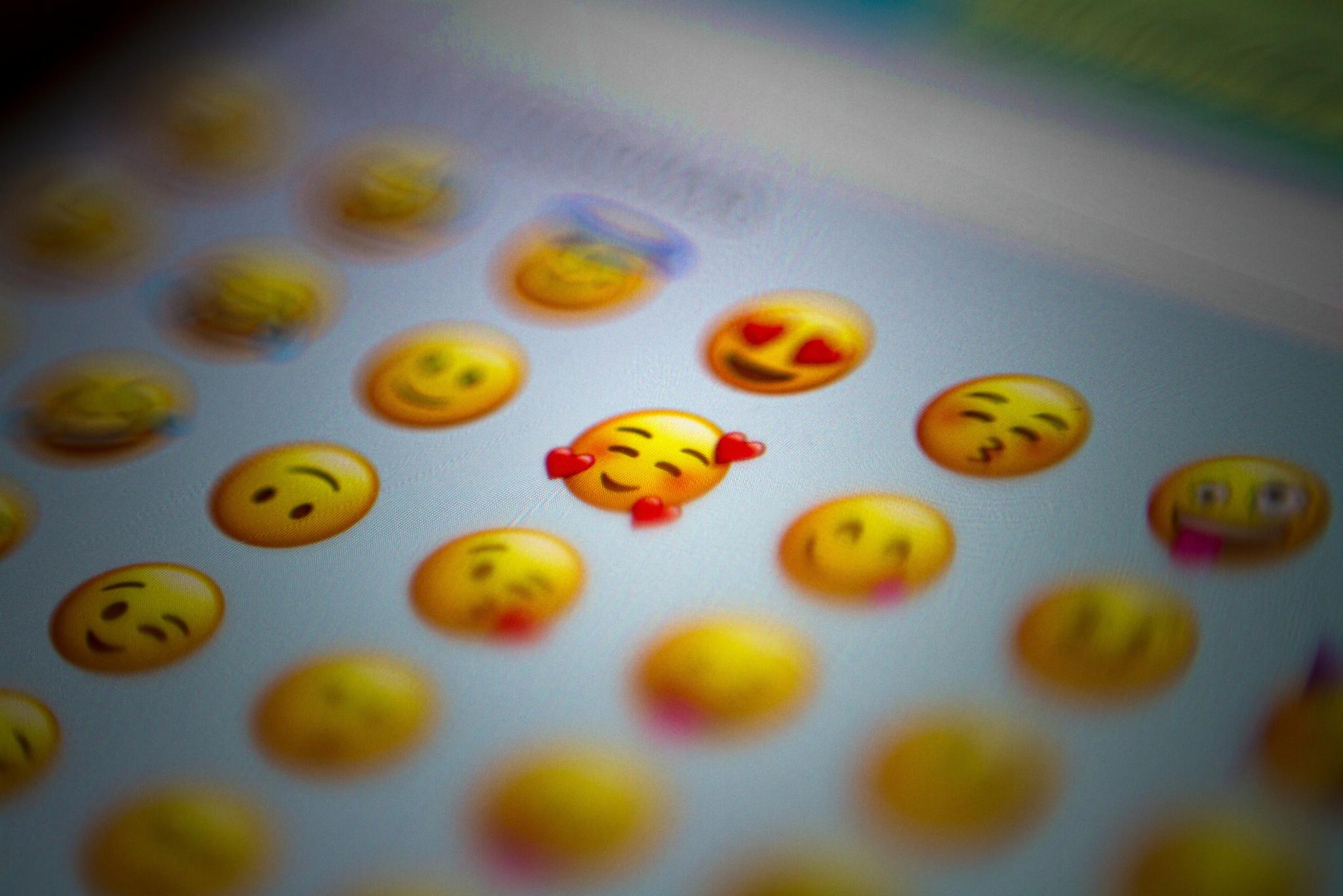 Ein Menu auf dem Smartphone bietet verschiedene Smileys bzw. Emojis mit Herzchen an.