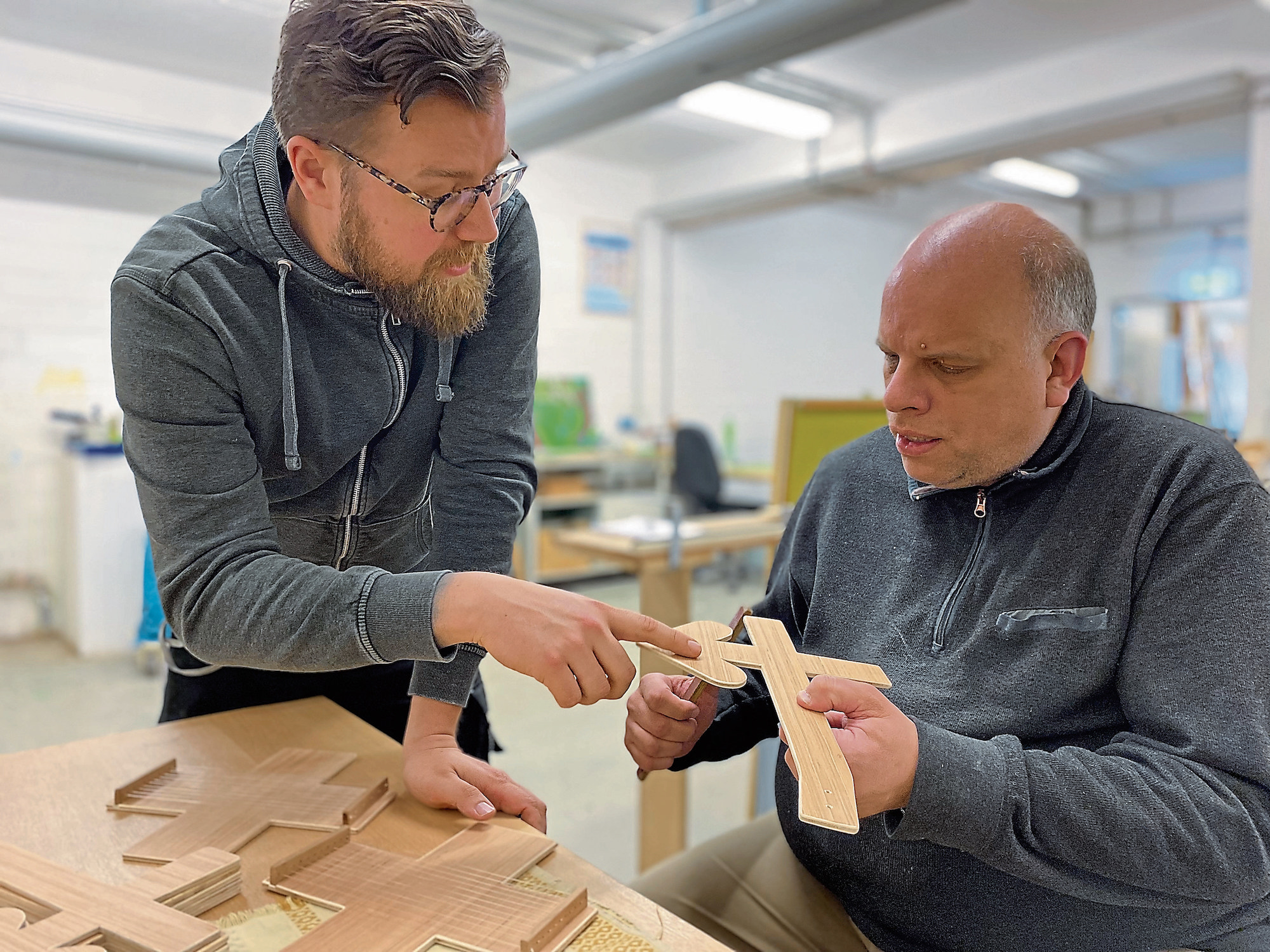 Thomas Sylla (r.) gehört zum Team, das die Pilgerkreuze für die Heiligtumsfahrten gefertigt hat. Tobias Schroeder leitet die Werkstatt. (c) Garnet Manecke