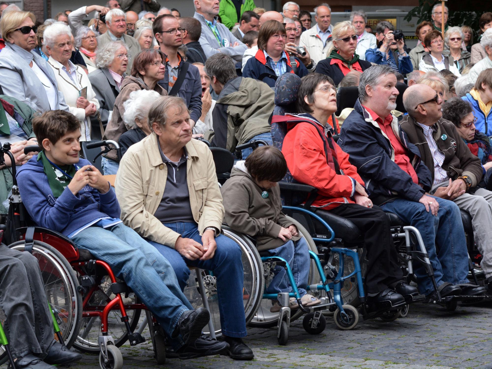 Während der Pilgermessen auf dem Katschhof zur Heiligtumsfahrt 2014 waren die Plätze in den vordersten Reihen Menschen mit Rollstühlen vorbehalten.