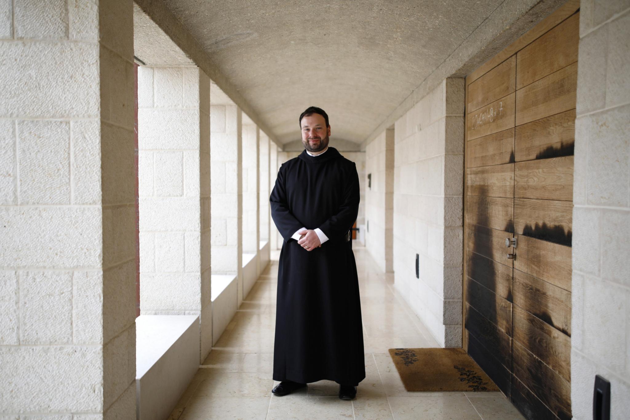 Abt Nikodemus Schnabel OSB, hier als damaliger Prior-Administrator von Tabgha im Jahr 2017 fotografiert. Die Spuren eines Brandanschlags von 2015 sind noch zu erkennen.