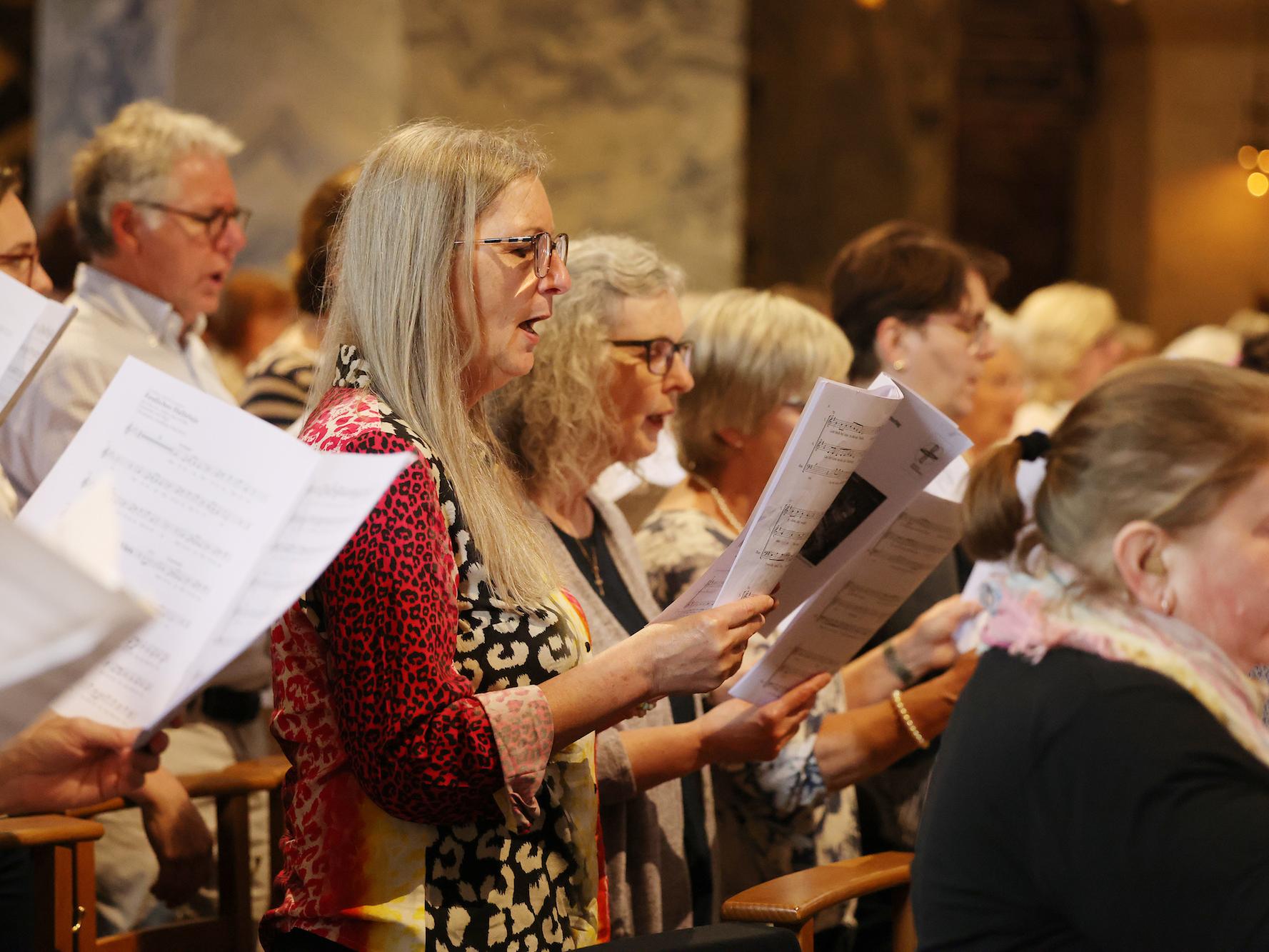 Fast 900 Sängerinnen und Sänger füllten das Oktogon im Aachener Dom ... (c) Bistum Aachen/Andreas Steindl