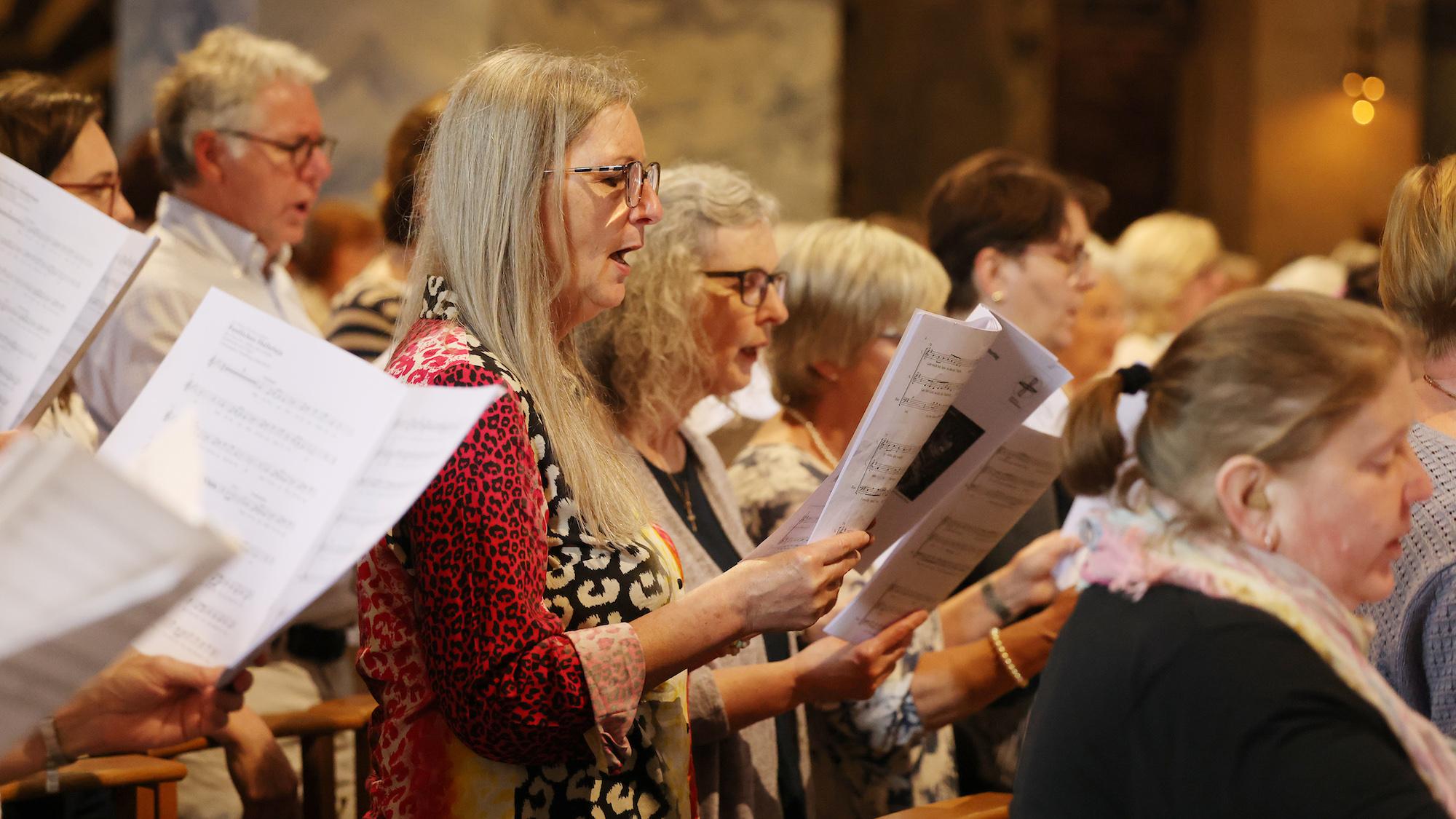 Rund 10 000 Sängerinnen und Sänger engagieren sich im Bistum Aachen in Chören und Chorgemeinschaften. Knapp 900 von ihnen kamen in Aachen zum diözesanen Kirchenchortag zusammen, um Neues kennenzulernen, sich von der Gemeinschaft inspirieren zu lassen – und natürlich, um gemeinsam zu singen.