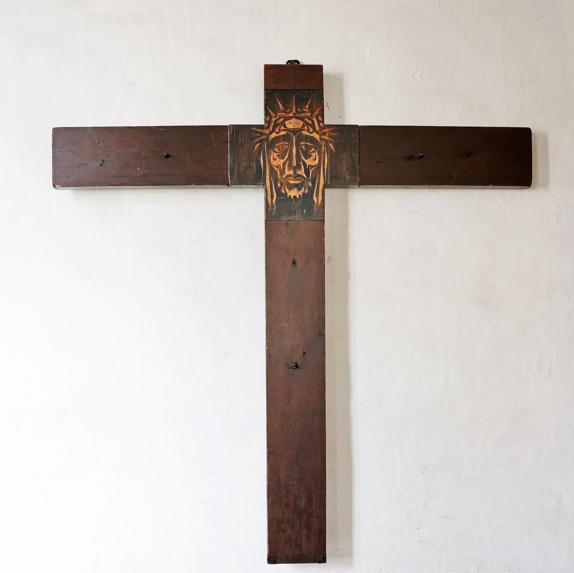 Im Kreuzgang des Aachener Doms hat das Friedenkreuz seinen festen Platz.