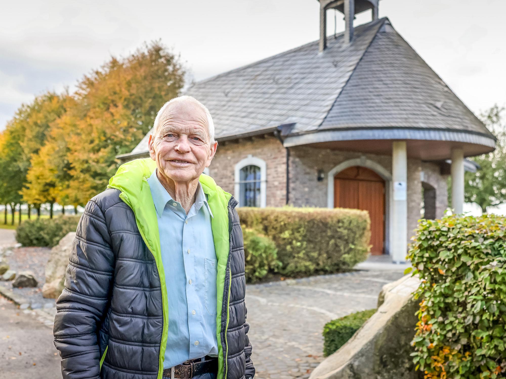 Setzt sich für das Gedächtnis an die abgebaggerten Dörfer im Kirchspiel ein: Franz Wings. Die Kapelle steht auf Neuland genau an der Stelle, an der vor dem Abbaggern die Kirche von Lohn stand.