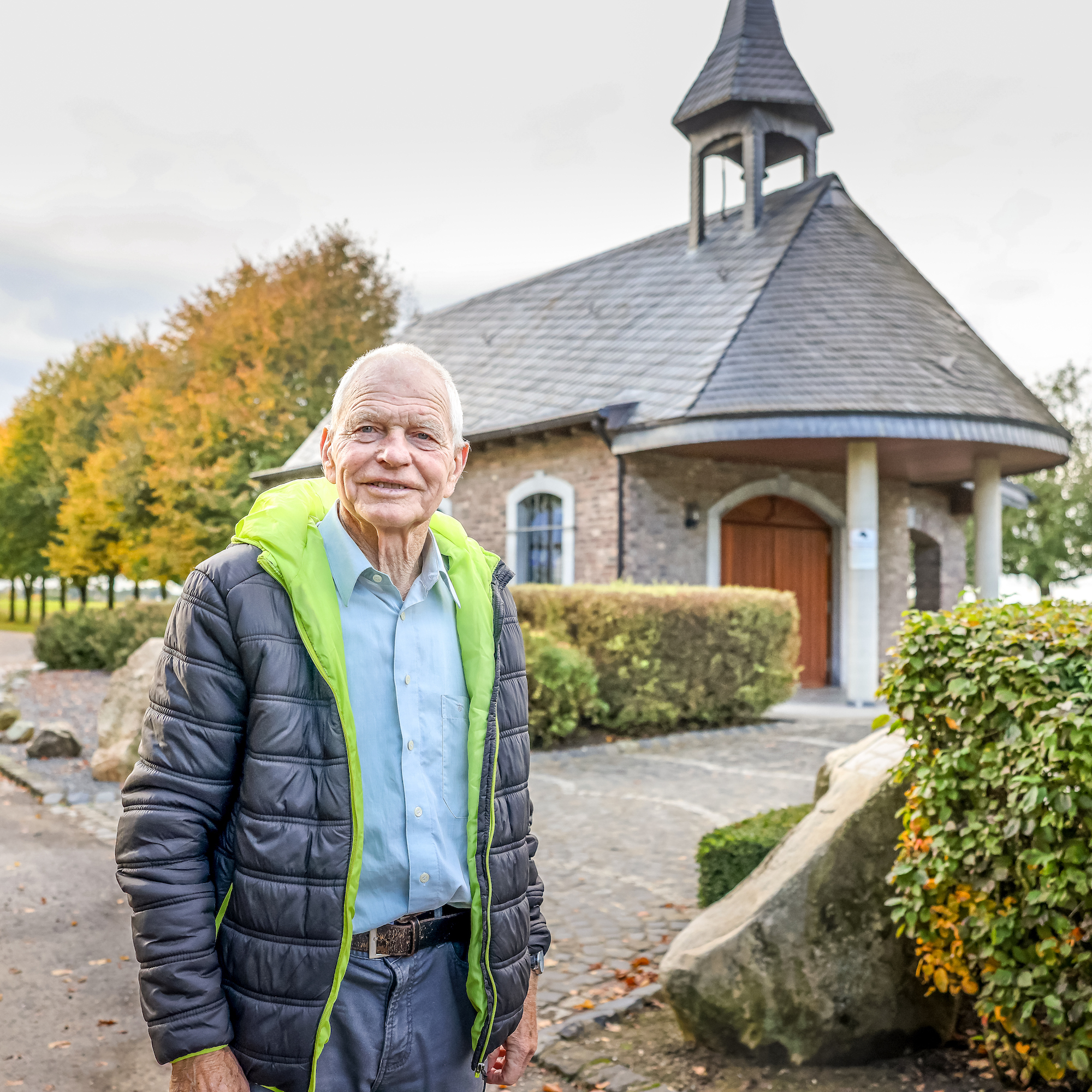 Setzt sich für das Gedächtnis an die abgebaggerten Dörfer im Kirchspiel ein: Franz Wings. Die Kapelle steht auf Neuland genau an der Stelle, an der vor dem Abbaggern die Kirche von Lohn stand. (c) Bistum Aachen/Andreas Steindl