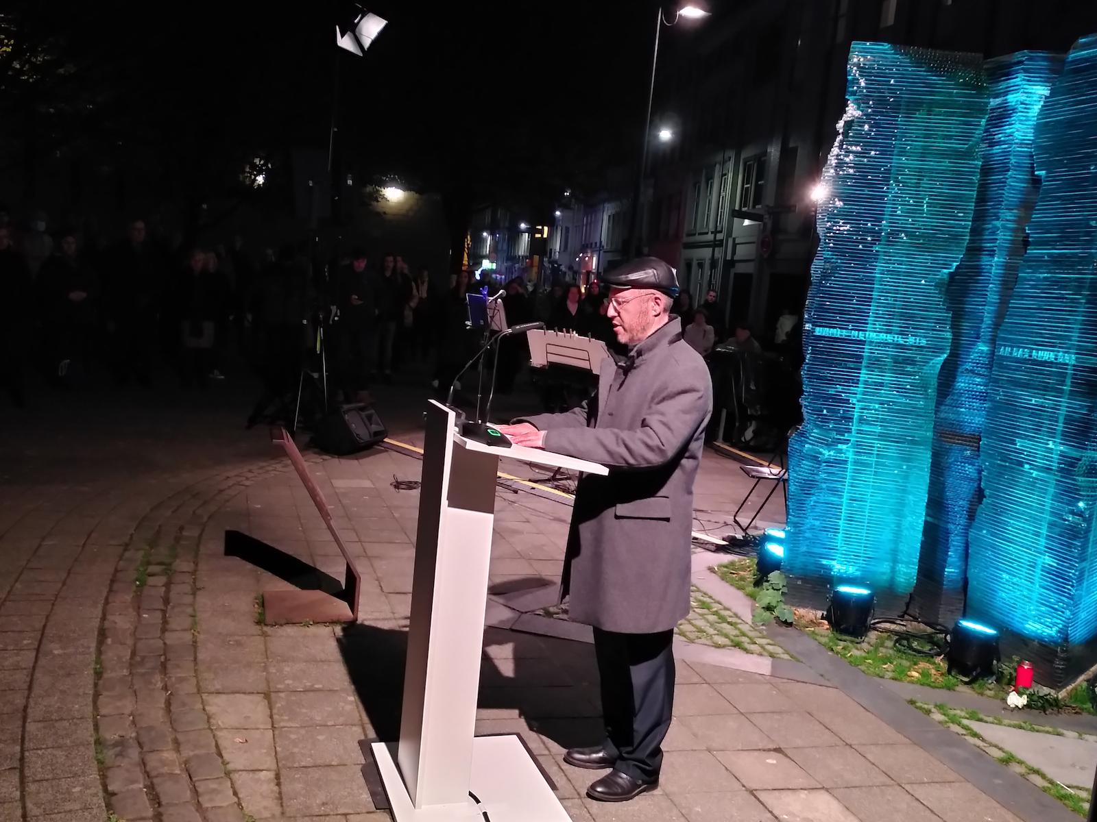 Gedenkfeier zur Pogromnacht am 9. November vor der Aachener Synagoge. Der Rabbiner der Aachener Gemeinde Michael Jedwabny spricht das Totengebet. Schülerinnen und Schüler des Einhardgymnasiums stellten zu den Ereignissen aktuelle Bezüge her.