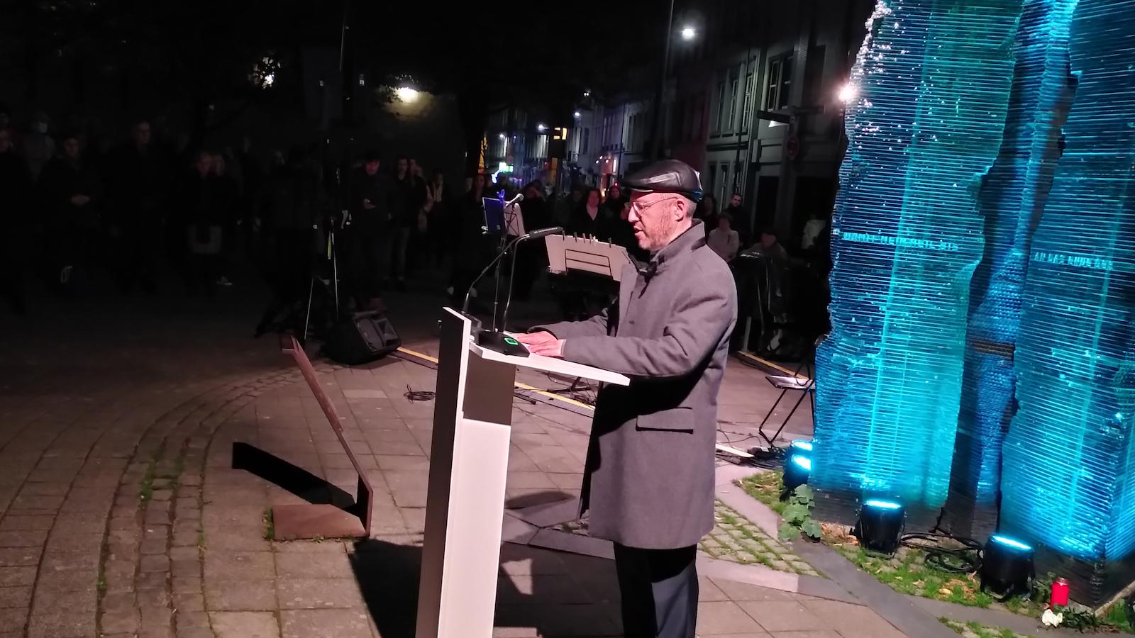 Gedenkfeier zur Pogromnacht am 9. November vor der Aachener Synagoge. Der Rabbiner der Aachener Gemeinde Michael Jedwabny spricht das Totengebet. Schülerinnen und Schüler des Einhardgymnasiums stellten zu den Ereignissen aktuelle Bezüge her.