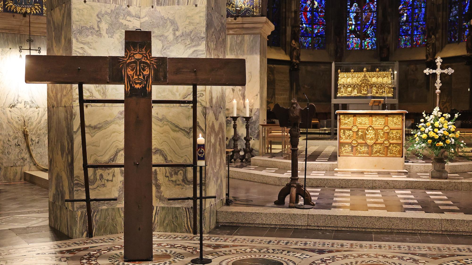 Während der Fastenzeit finden im Aachener Dom an vier Sonntagen Gebete vor dem Aachener Friedenskreuz statt.