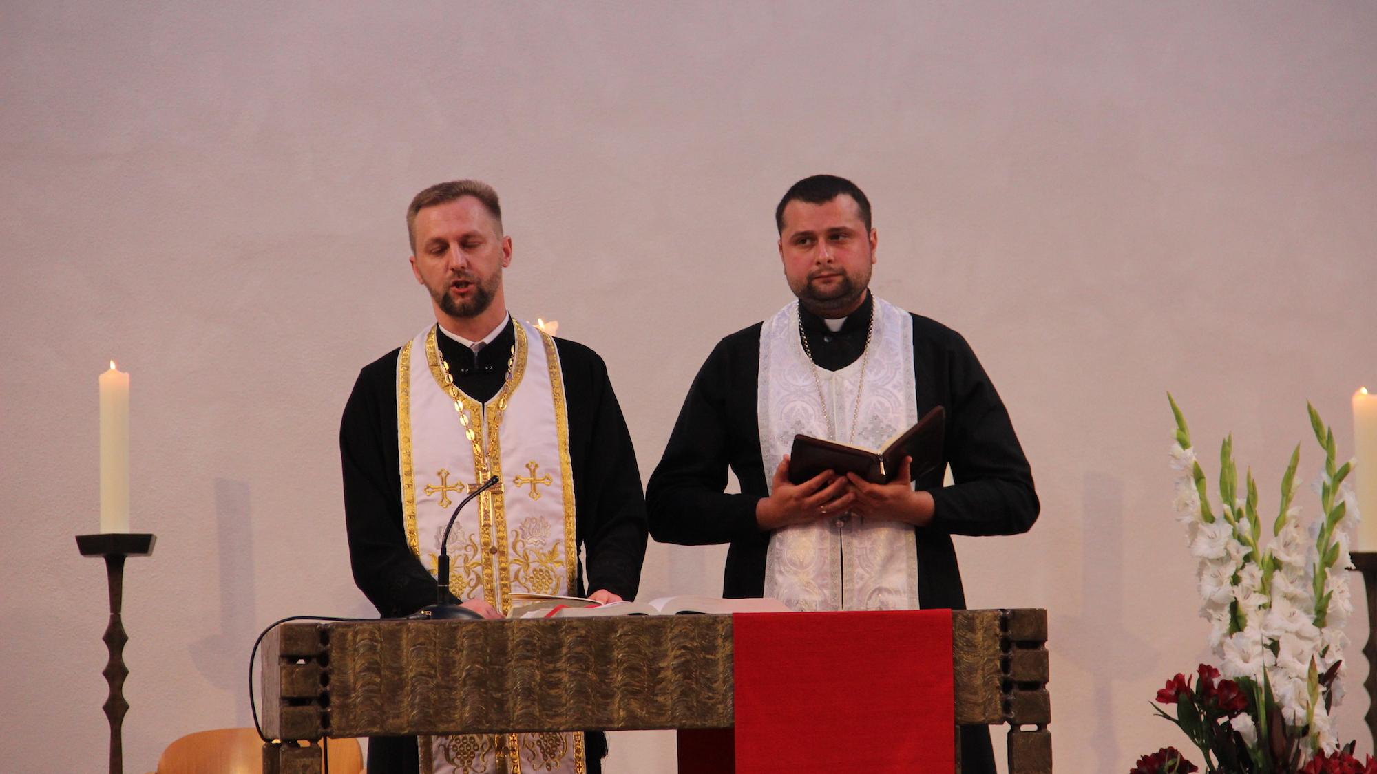 Volodymyr Soroka (l.), und Andrii Oliinyk standen erstmals zusammen am Altar.