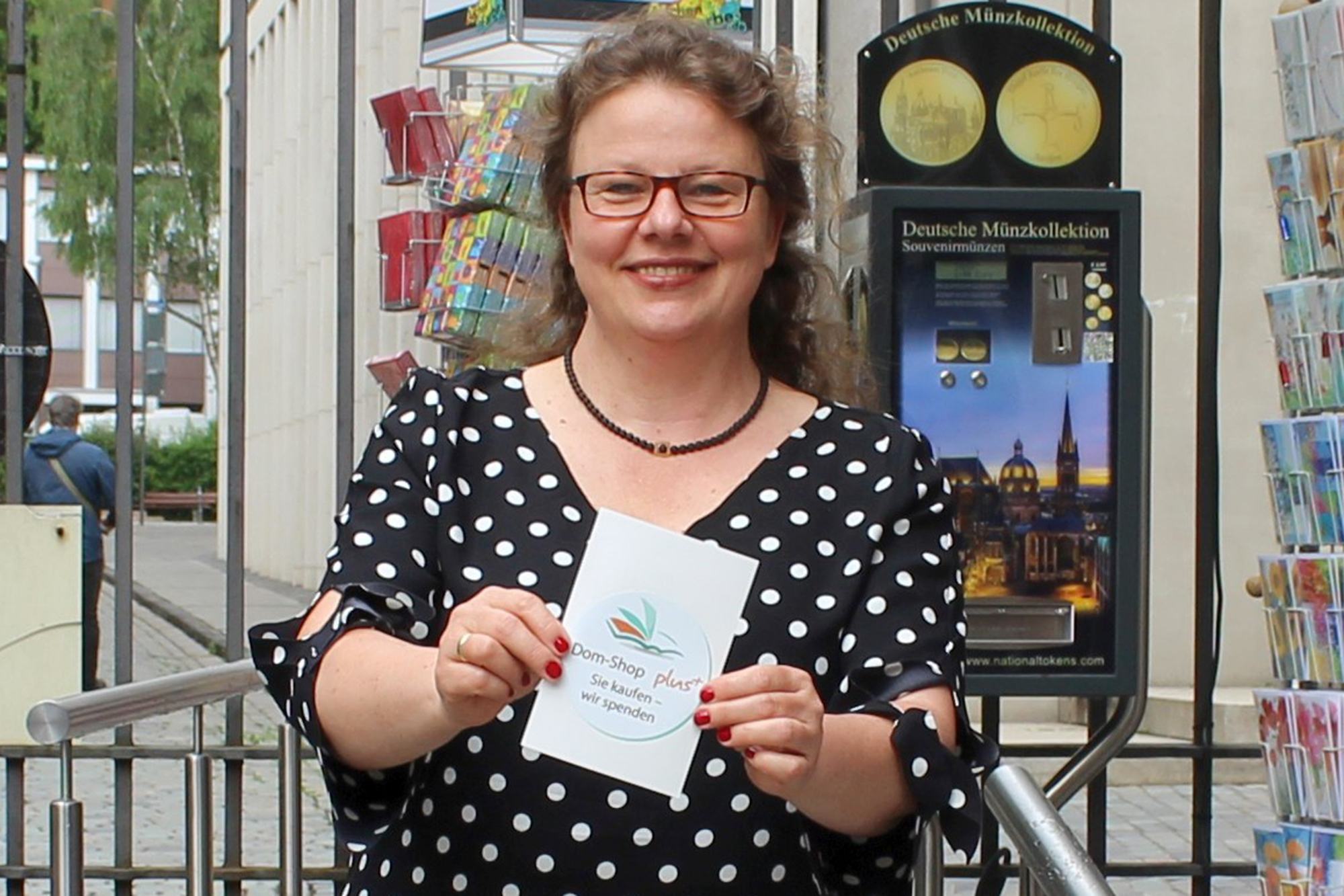 Angela Mispagel, Stiftungsberaterin im Bistum Aachen, geht mit ihren Anliegen auch auf die Menschen zu.