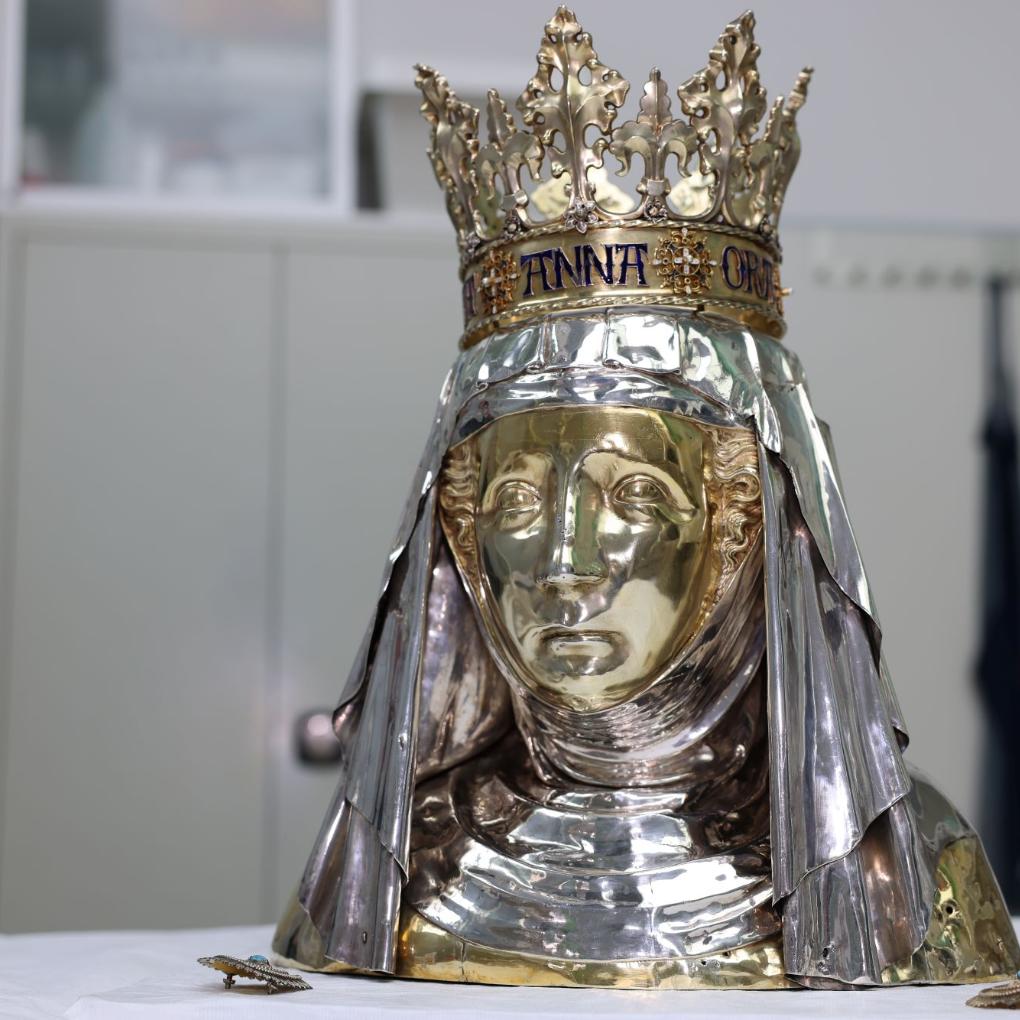Die Art und Weise, wie das Anna-Haupt nach Düren kam, sorgte für Streit. Ein Steinmetz aus Kornelimünster nahm die Reliquie Ende 1500 in der Kirche St. Stephan zu Mainz an sich. Als die Mainzer nach einiger Suche der Reliquie wieder habhaft wurden, verhinderte die Dürener Bevölkerung den Abtransport. 1506 entschied Papst Julius II. per Bulle den Streit zwischen den beiden Städten zugunsten der Dürener.