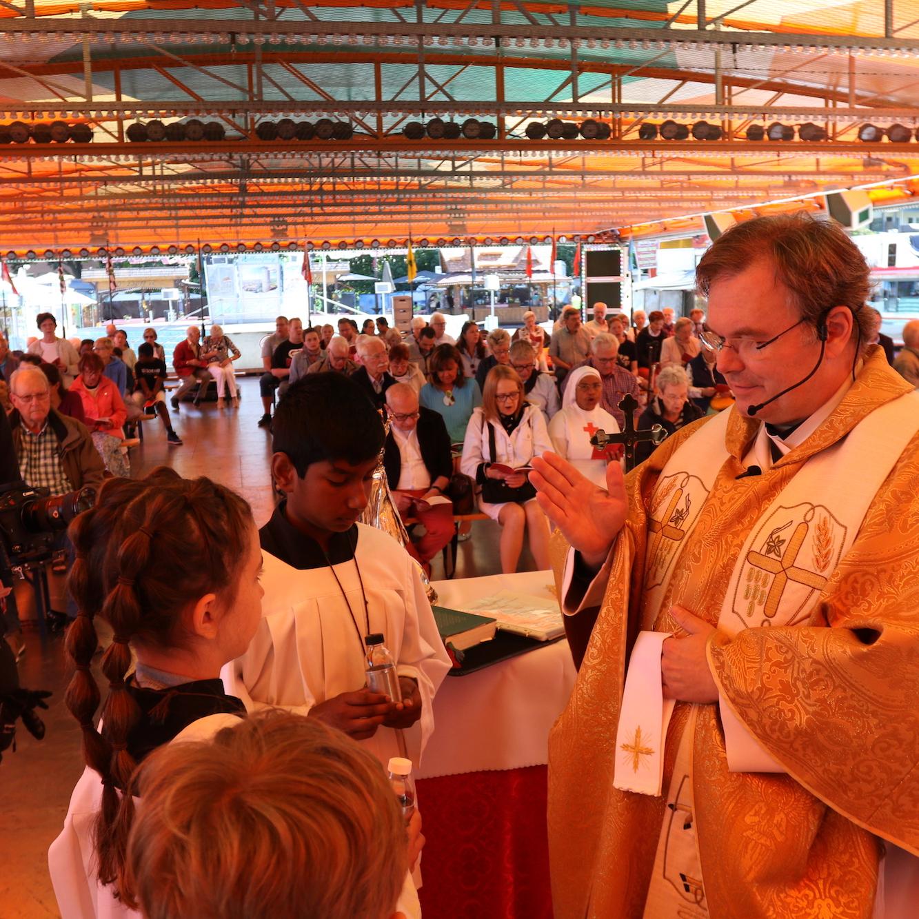 Am ersten Sonntag der Kirmes wird in Düren traditionell Gottesdienst auf dem Autoscooter gefeiert. Vor Ort war auch die Reliquie der heiligen Mutter Anna, und die Kirmesorgel, Baujahr 1911, schmetterte Ave Maria.