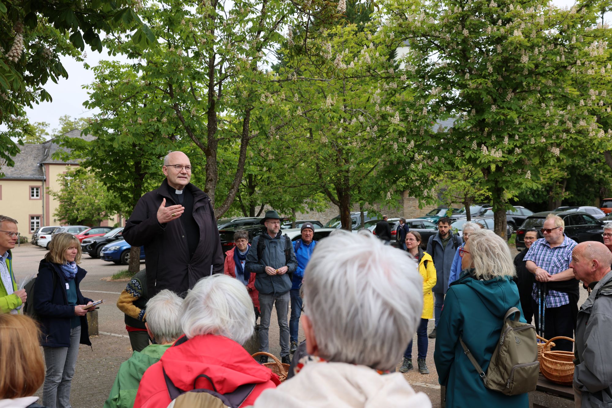 „Pilgern ist eine niederschwellige Art zu beten“, brachte es Bischof Dr. Helmut Dieser bei der Begrüßung auf den Punkt.