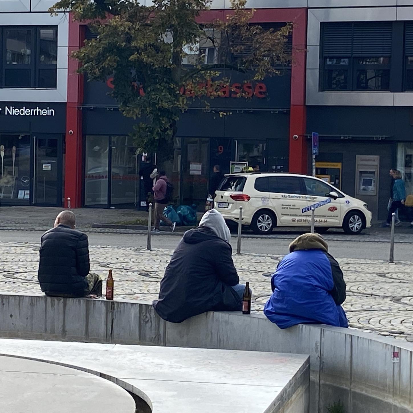 Auf den Straßen in Mönchengladbach ist die Armut sichtbar. Tagsüber auf den Plätzen, nachts in den Eingängen der Geschäfte und in den Parks.