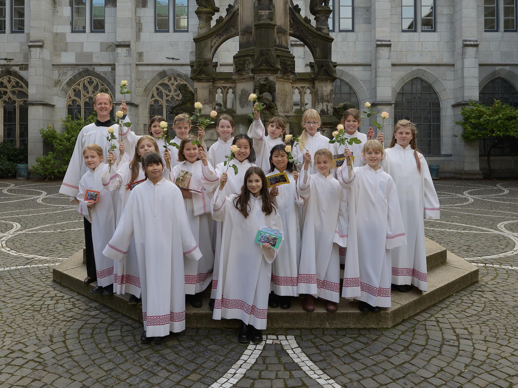 Die jüngsten Neuzugänge: Yeva (ganz rechts) und mehr als ein Dutzend andere Sängerinnen am Tag ihrer offiziellen Aufnahme in den Mädchenchor am Aachener Dom.