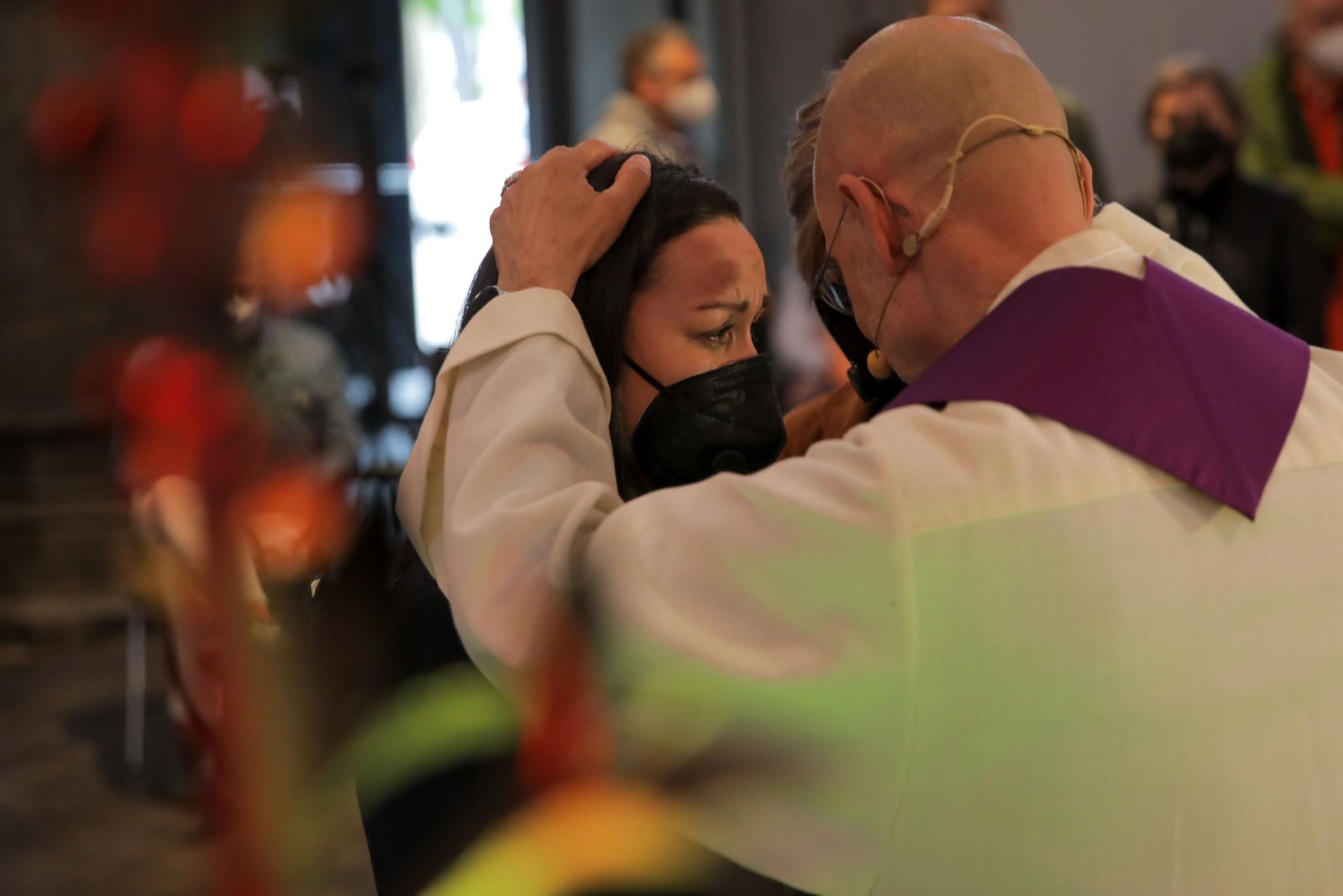 2021 setzten sich Priester unter dem Motto „#liebegewinnt“ noch über ein Segnungsverbot für gleichgeschlechtliche Paare hinweg. Heute ist der Segen erlaubt.