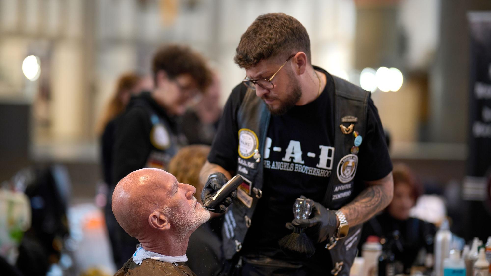 Kevin Cortese organisiert und leitet Einsätze der Barber Angels wie hier in Mönchengladbach.