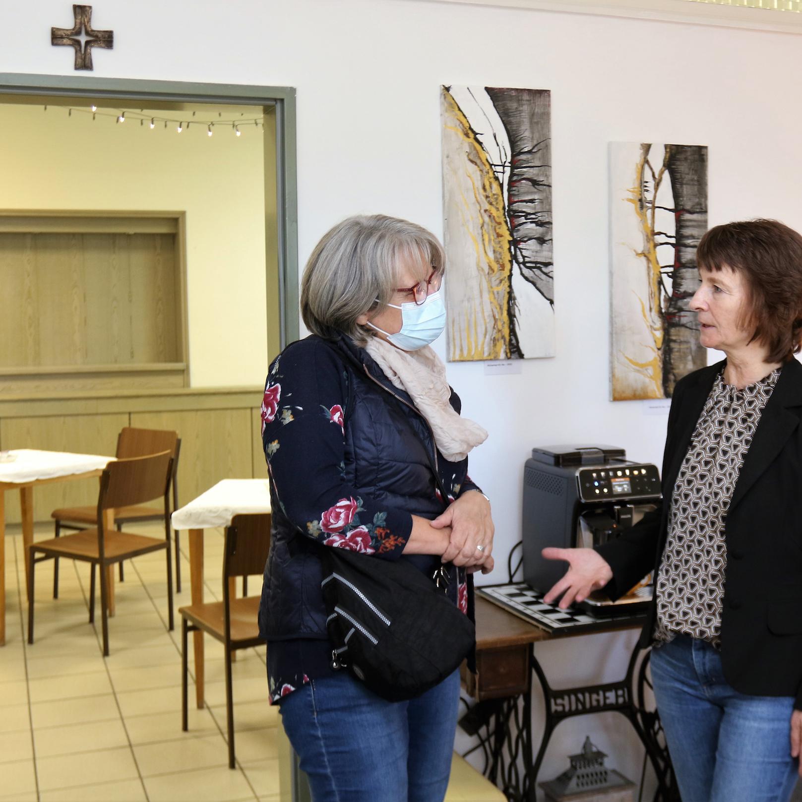 Gemeindereferentin Dorothee Wakefield (r.) im Gespräch mit einer interessierten Besucherin im Begegnungszentrum.