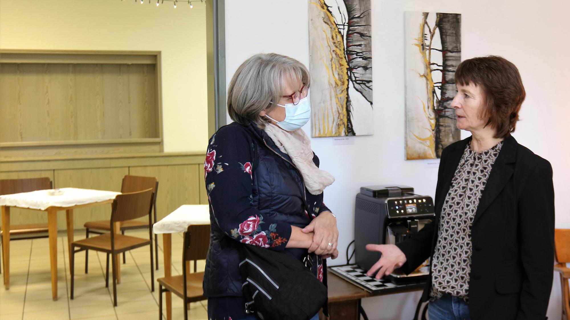 Gemeindereferentin Dorothee Wakefield (r.) im Gespräch mit einer interessierten Besucherin im Begegnungszentrum.