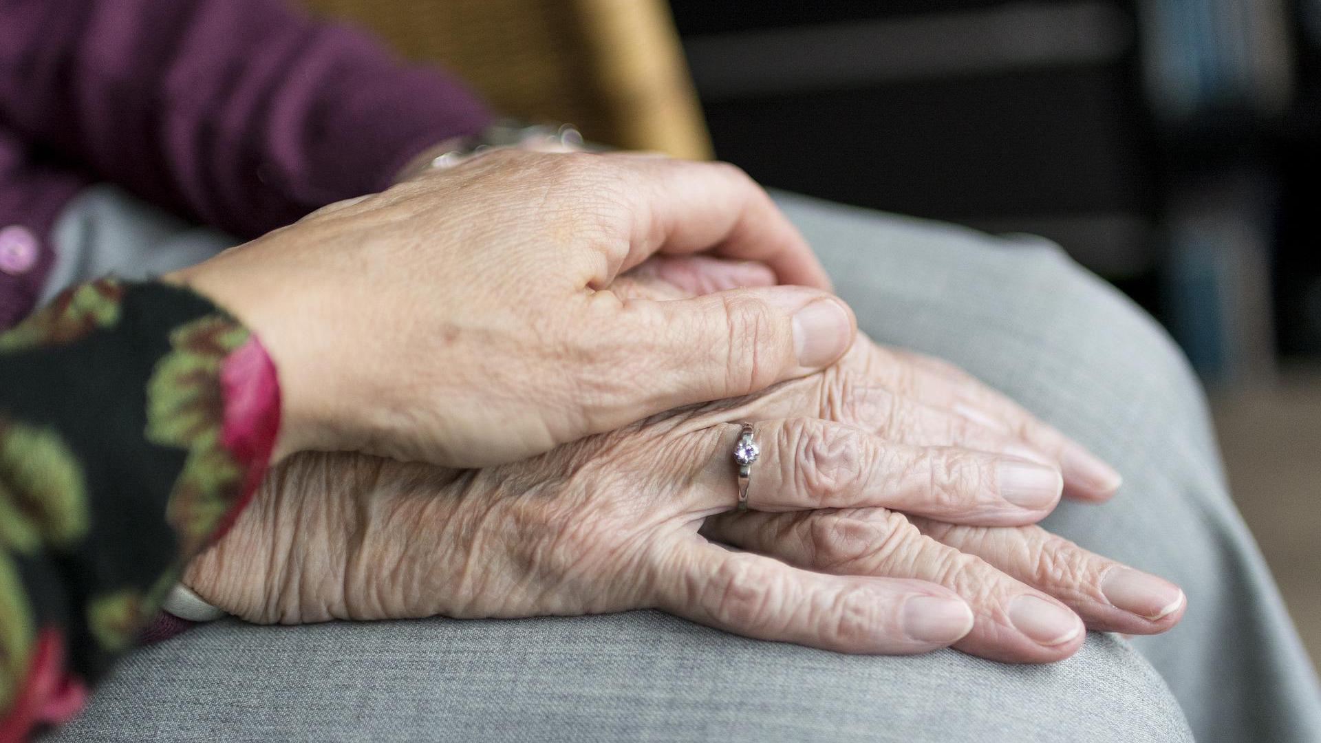 Wer 24 Stunden im Einsatz für Pflegebedürftige ist, gerät schnell in Isolation.