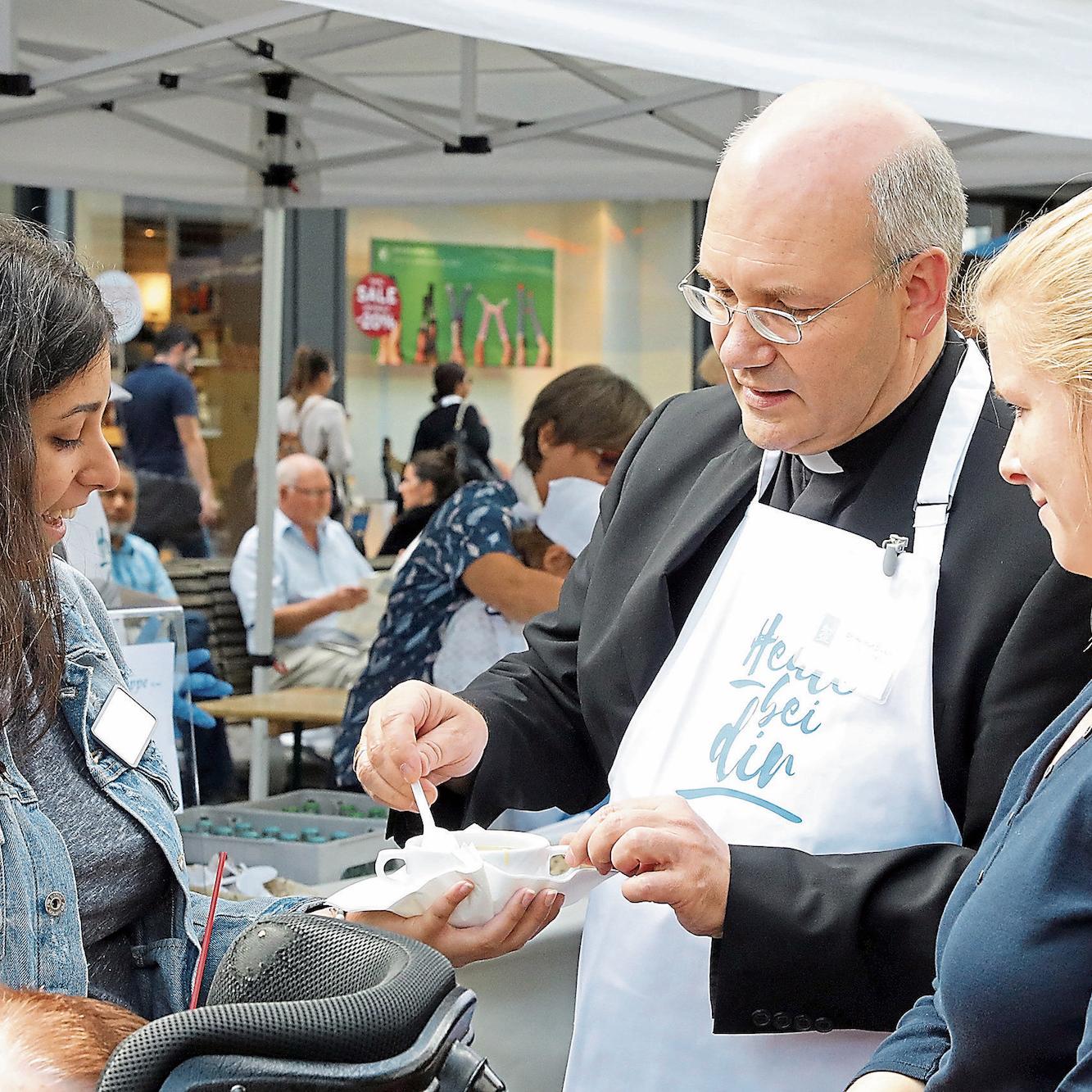 Bischof Helmut Dieser plant, auf dem Dürener Wochenmarkt Suppe zu verteilen.