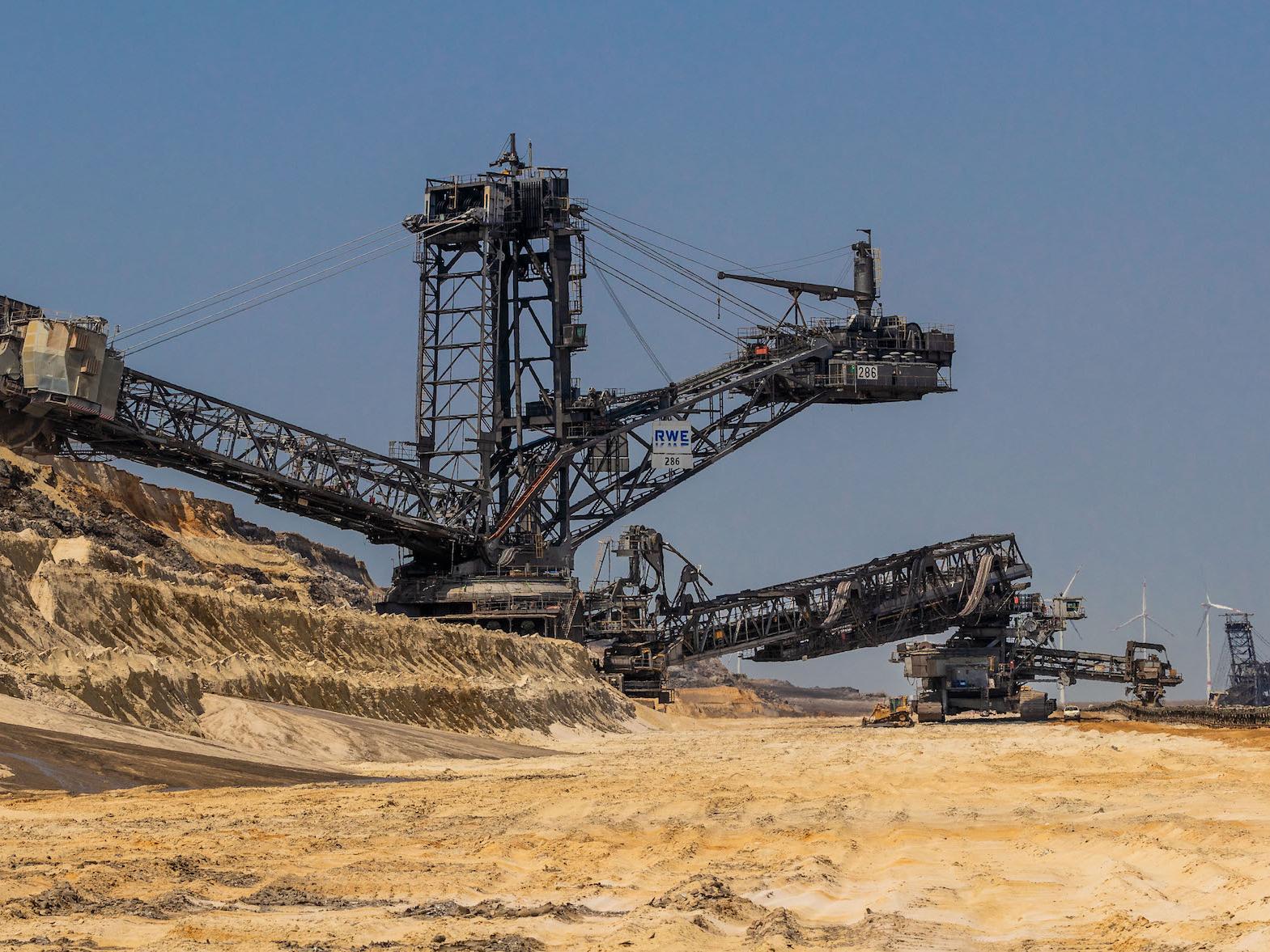 Noch prägen die mächtigen Schaufelbagger das Bild des Rheinischen Braunkohlereviers. Bis 2038 soll der Ausstieg aus der Braunkohle abgewickelt sein. Doch was kommt, wenn die Bagger gehen?