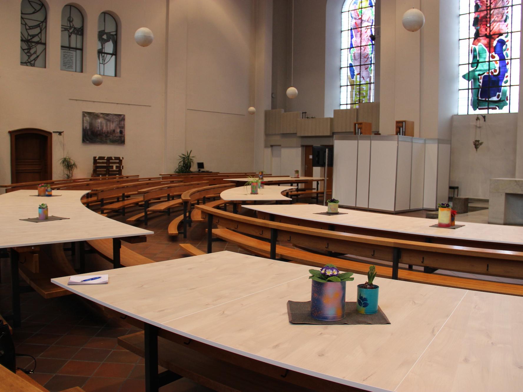 Die Tische sollen vorerst bleiben  fürs Gemeinde-Café oder als Pilgeranlaufstelle bei der Heiligtumsfahrt.
