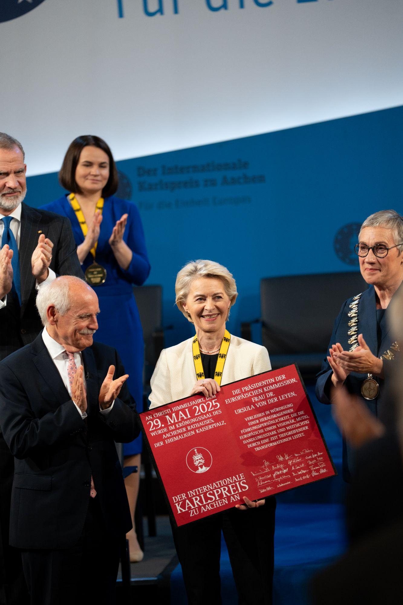 „Um ein unabhängiges Europa aufzubauen, müssen wir unsere Fesseln abwerfen. Wir müssen uns von der Angst vor Veränderungen befreien, die uns in der Vergangenheit bisweilen gelähmt hat“, sagt Ursula von der Leyen.