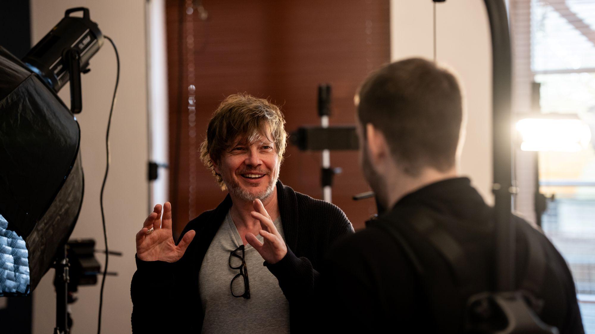 Macht eine Idee lebendig: Gerd Schneider während des Drehs für die Passionsgeschichte des Bistums Aachen.