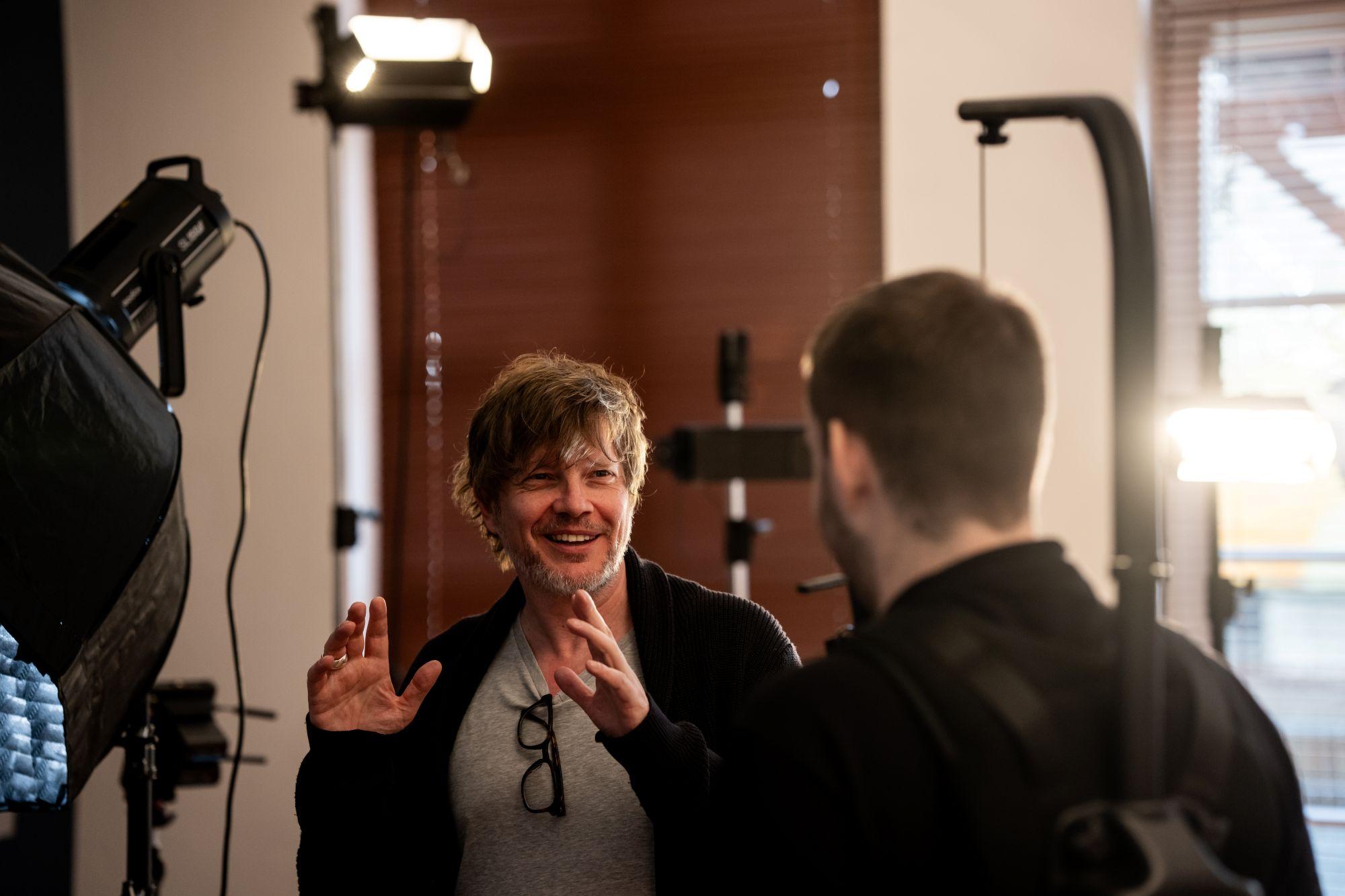 Macht eine Idee lebendig: Gerd Schneider während des Drehs für die Passionsgeschichte des Bistums Aachen.