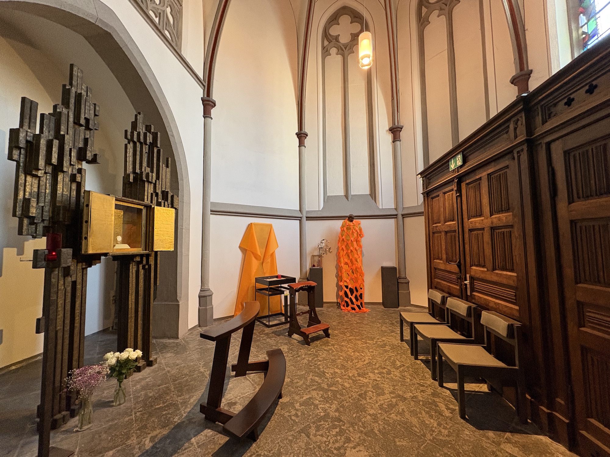 Die Sakramentskapelle wird neu gestaltet. In das zugemauerte Fenster wird ein Glasfenster von Joachim Edgar Klos eingebaut.