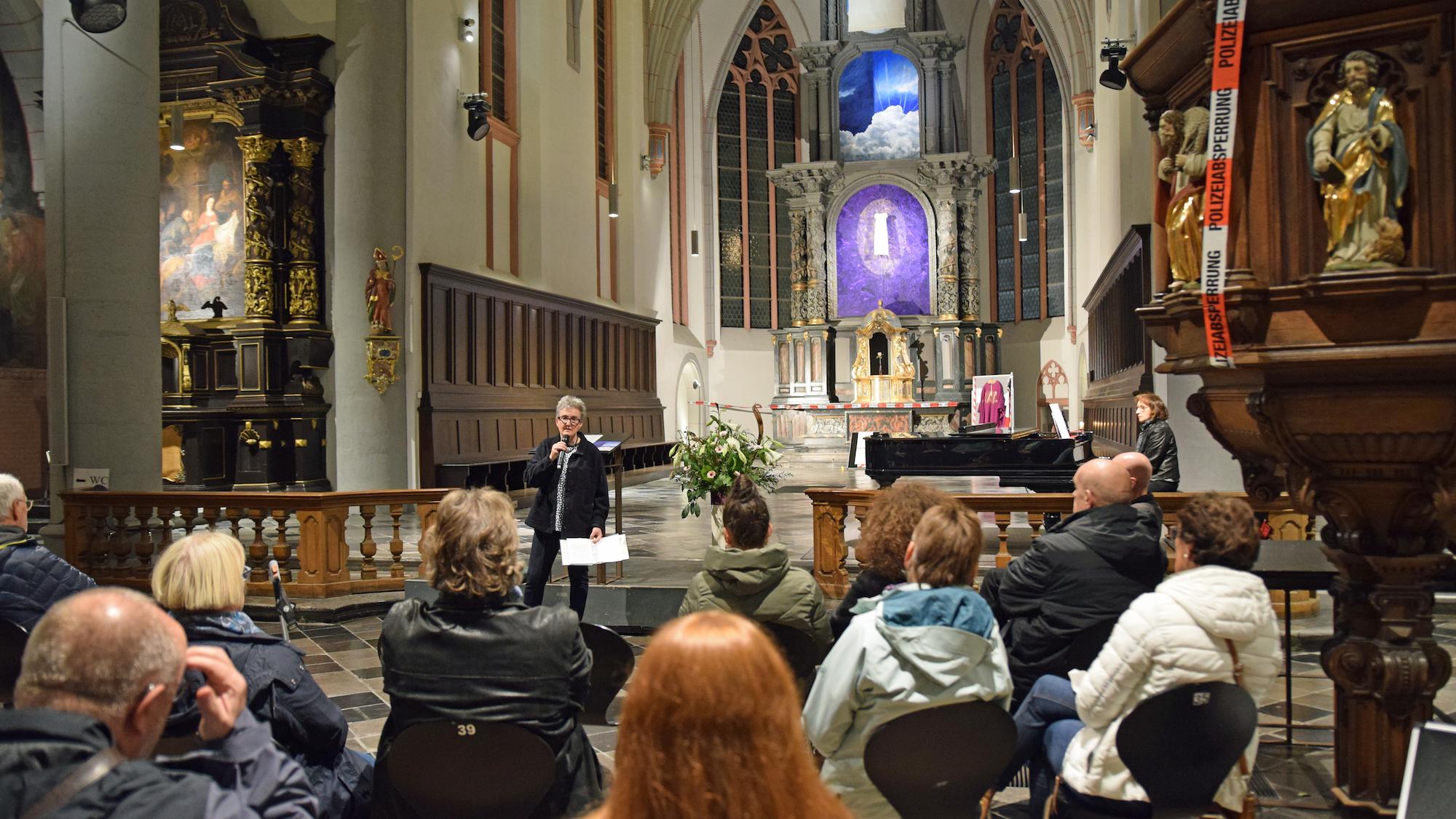 Kritisches im Kirchenraum: Optisch und textlich griff der Abend brennende Themen auf.