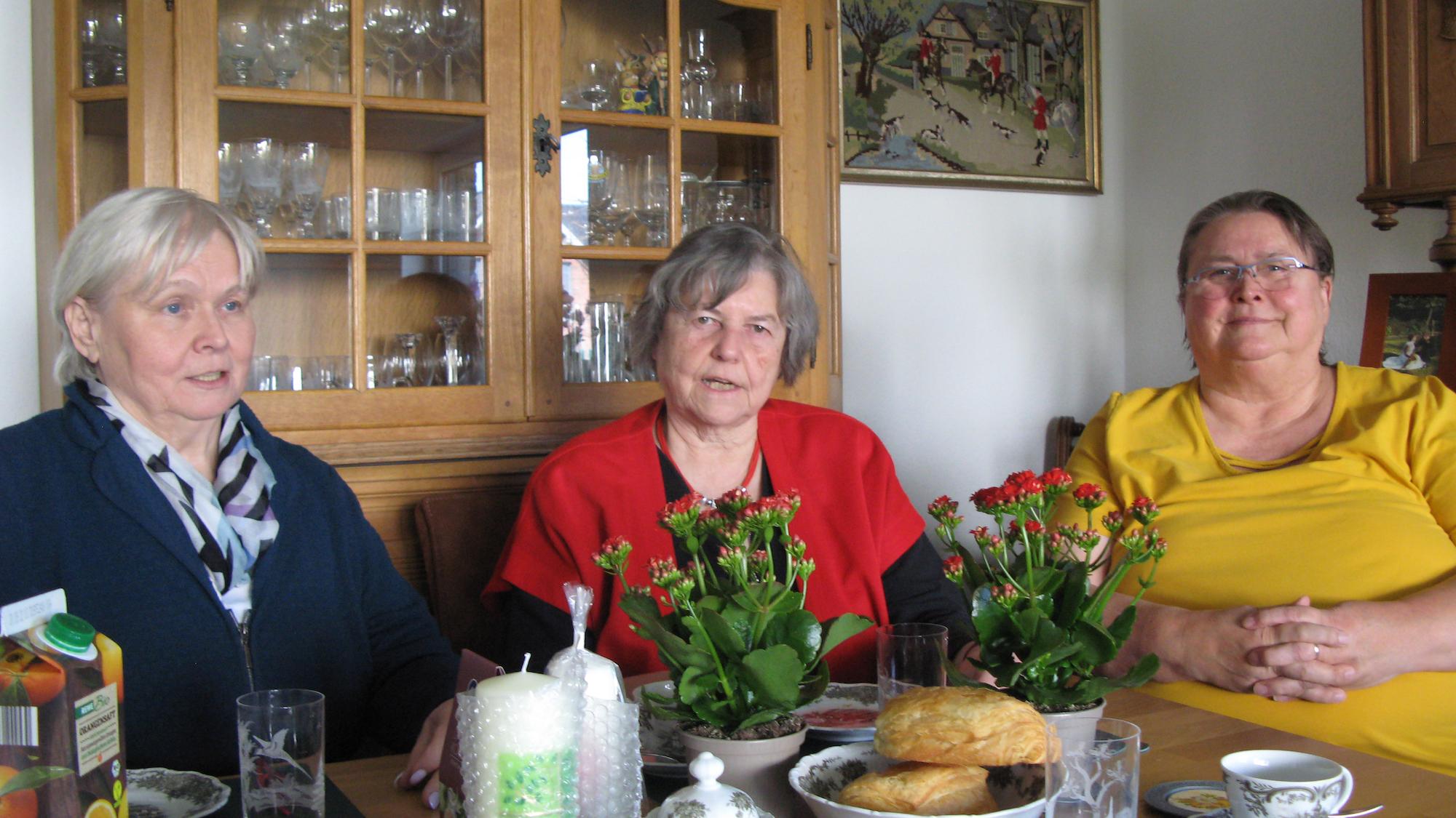 Gegen den Willen des damaligen Papstes Johannes Pauls II. beendeten sie vor 20 Jahren ihre Ausbildung zur Diakonin: Sylvia Dyballa, Gertrud Jansen und Veronika Erfurth (v. l.).